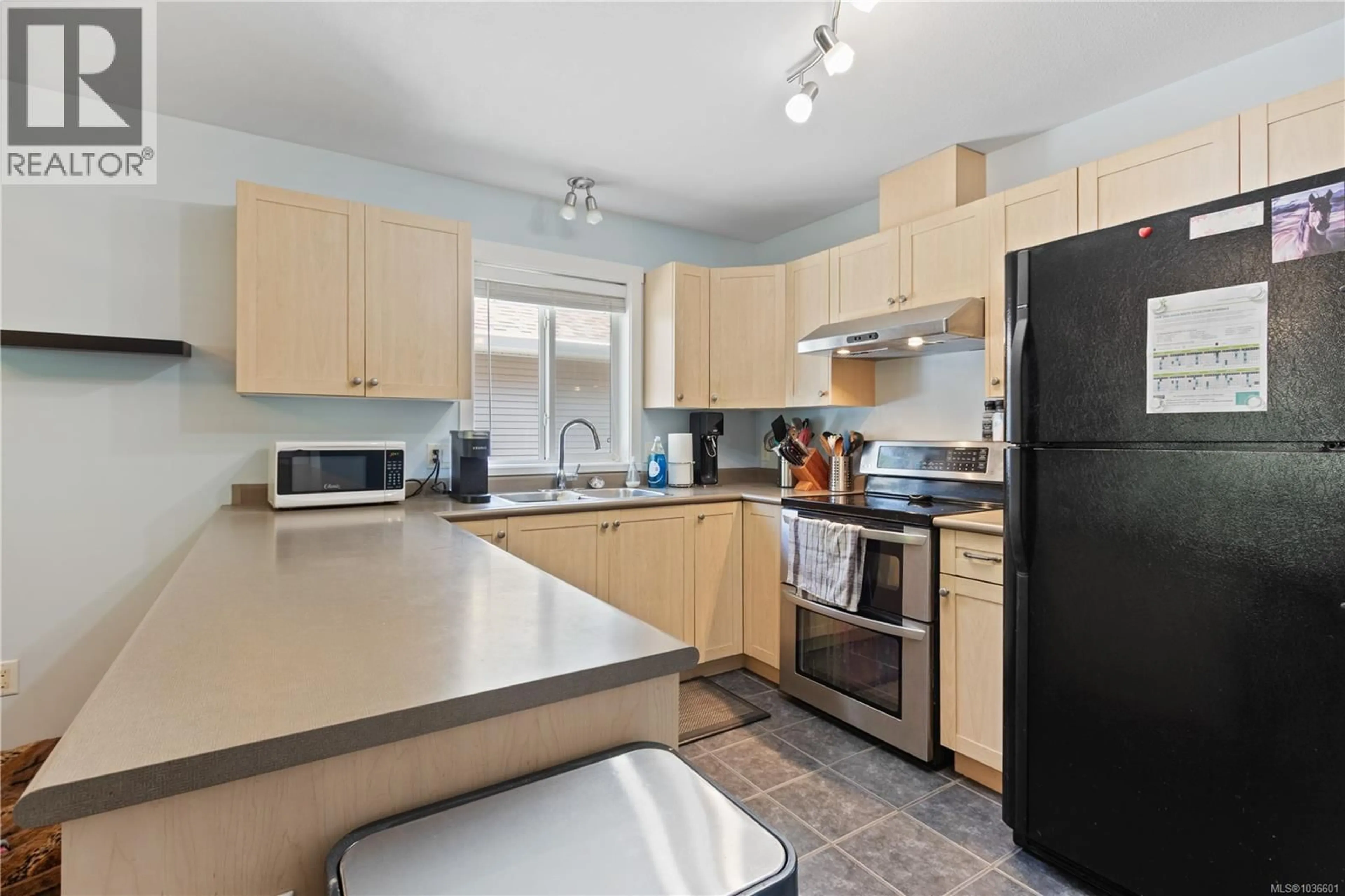 Standard kitchen, unknown for 614 OAKWOOD ROAD, Ladysmith British Columbia V9G2C1