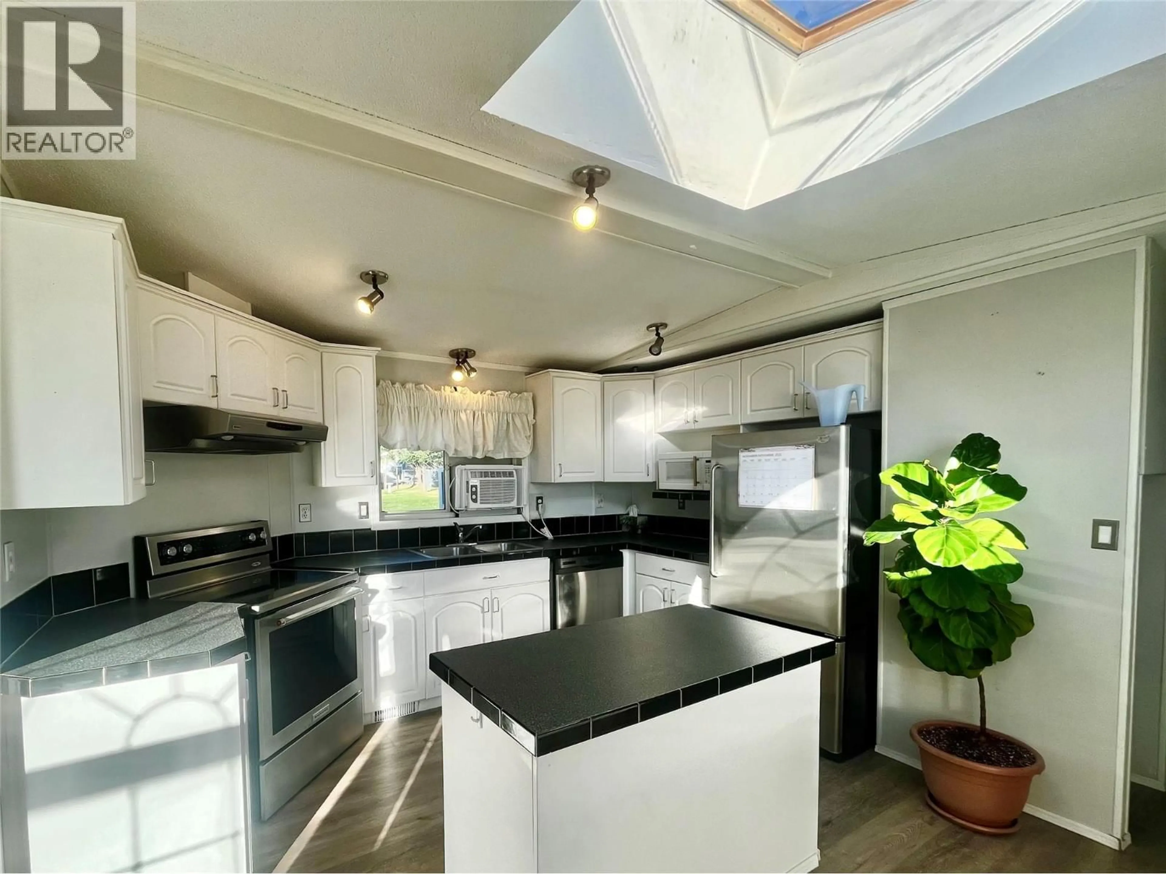 Open concept kitchen, ceramic/tile floor for 13 - 2424 INDUSTRIAL RD 2 OTHER, Cranbrook British Columbia V1C6H3