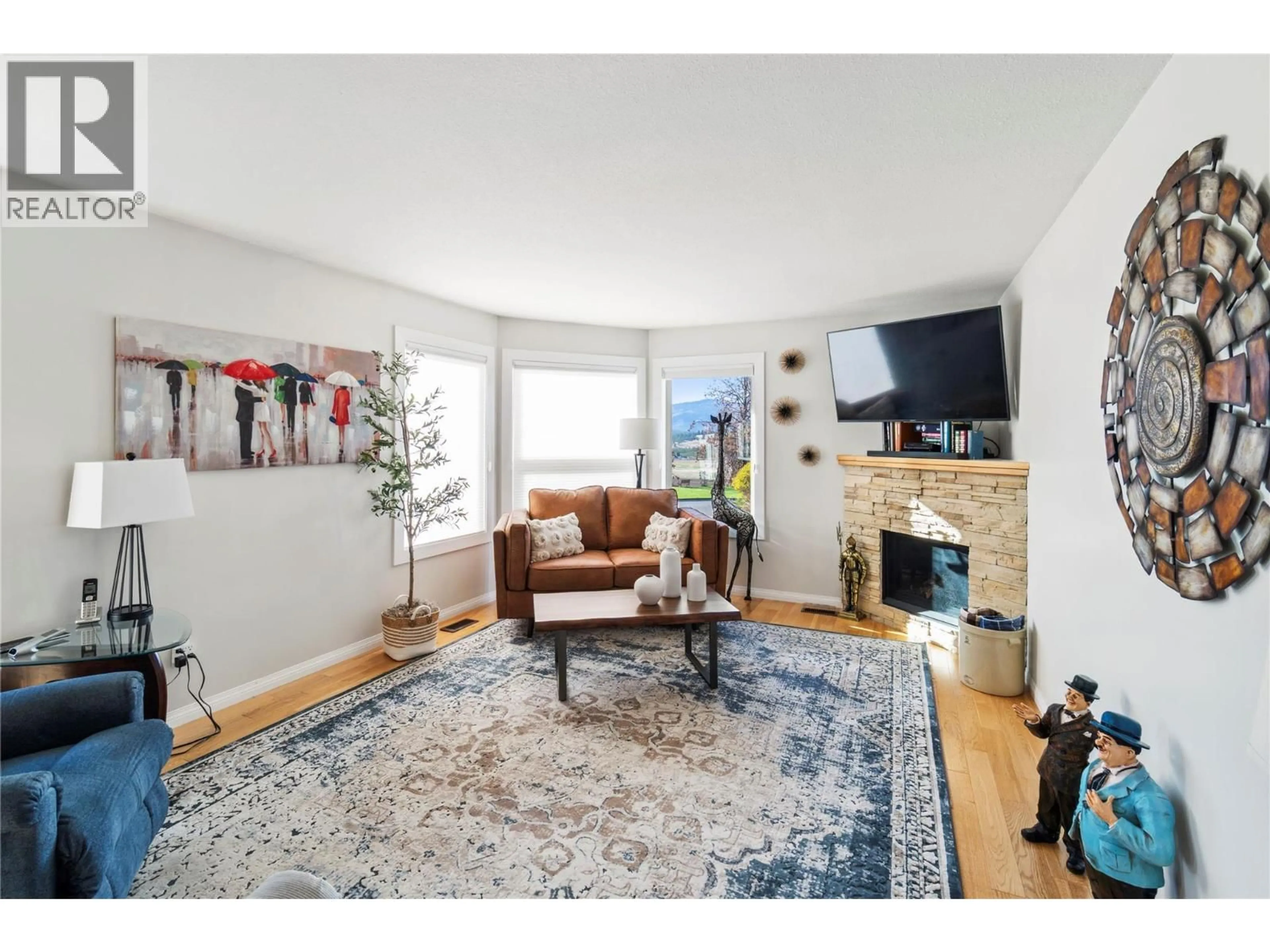 Living room with furniture, wood/laminate floor for 17 - 6400 SPENCER ROAD, Kelowna British Columbia V1X7T6