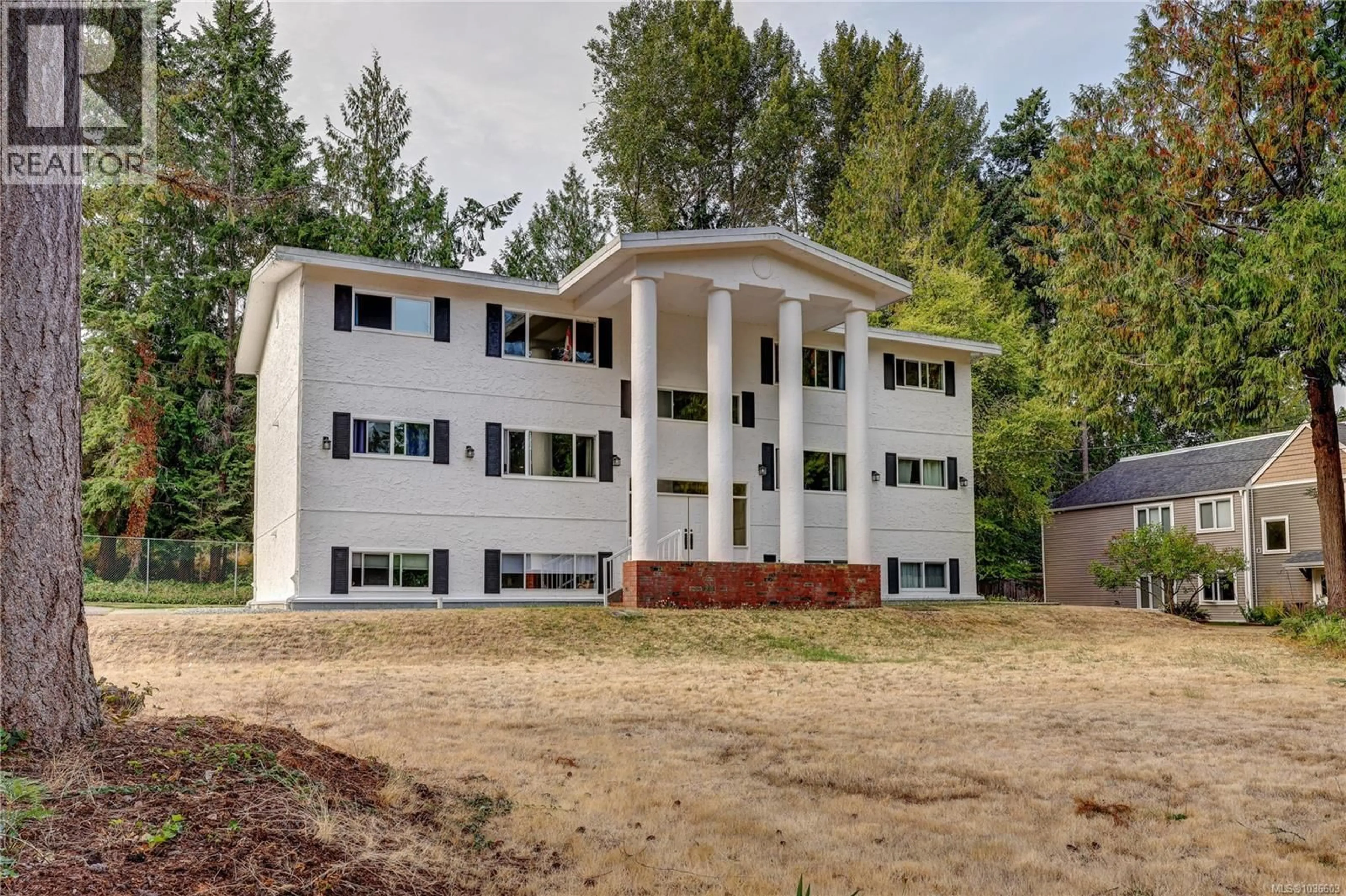 Home with vinyl exterior material, building for 6 - 322 VILLAGE WAY, Qualicum Beach British Columbia V9K1N4