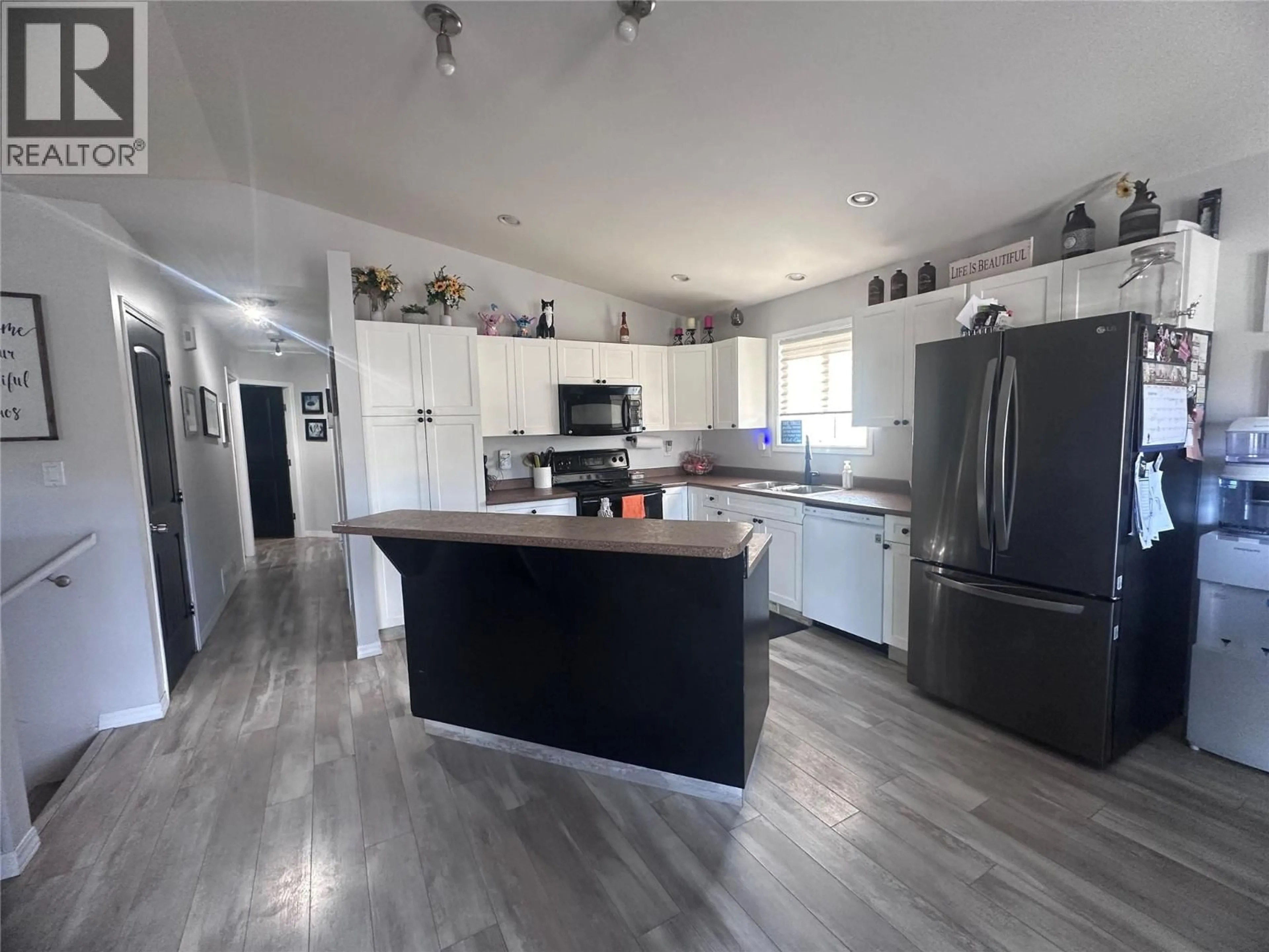 Open concept kitchen, unknown for 5200 41 STREET, Chetwynd British Columbia V0C1J0