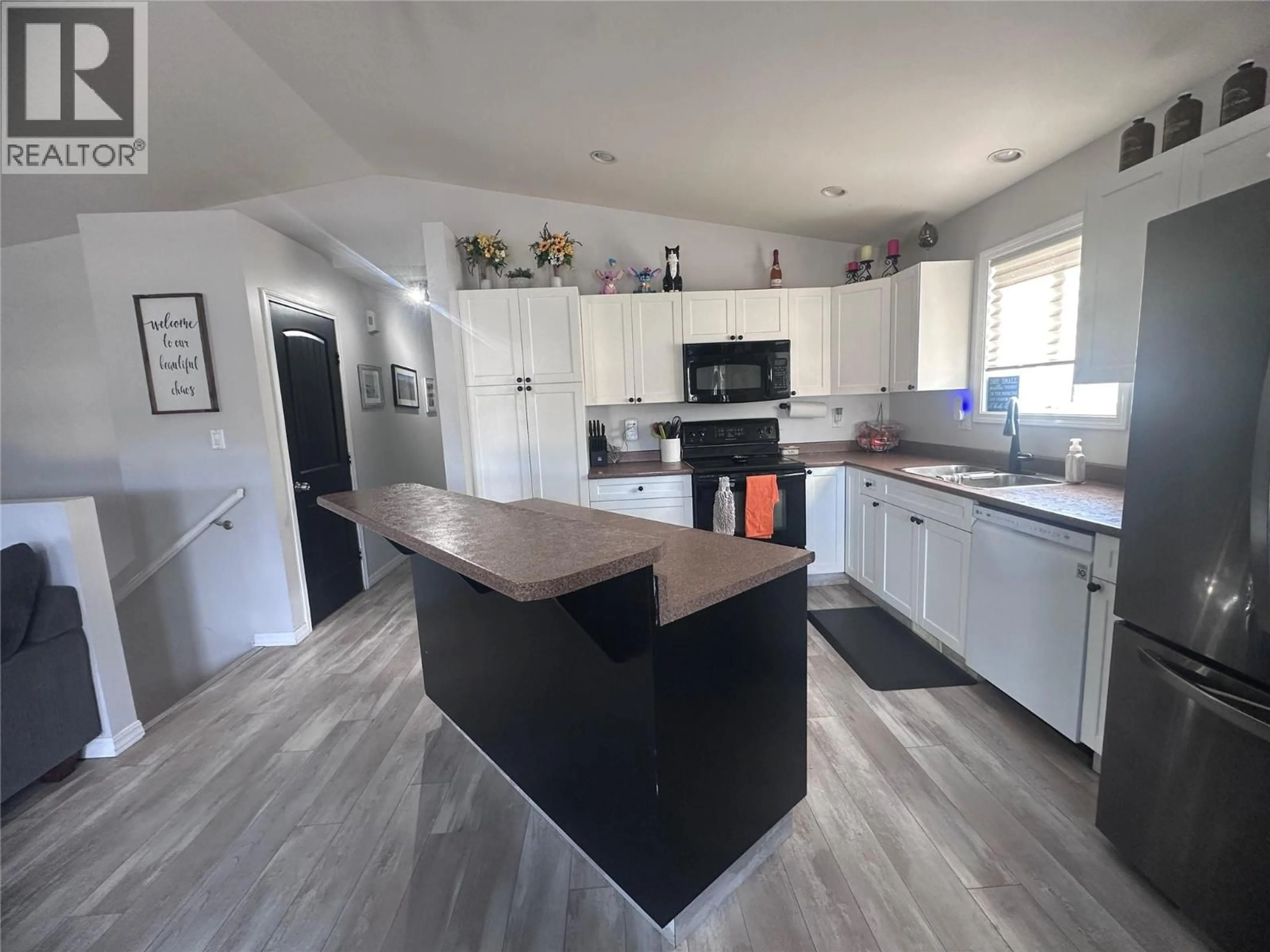 Open concept kitchen, unknown for 5200 41 STREET, Chetwynd British Columbia V0C1J0