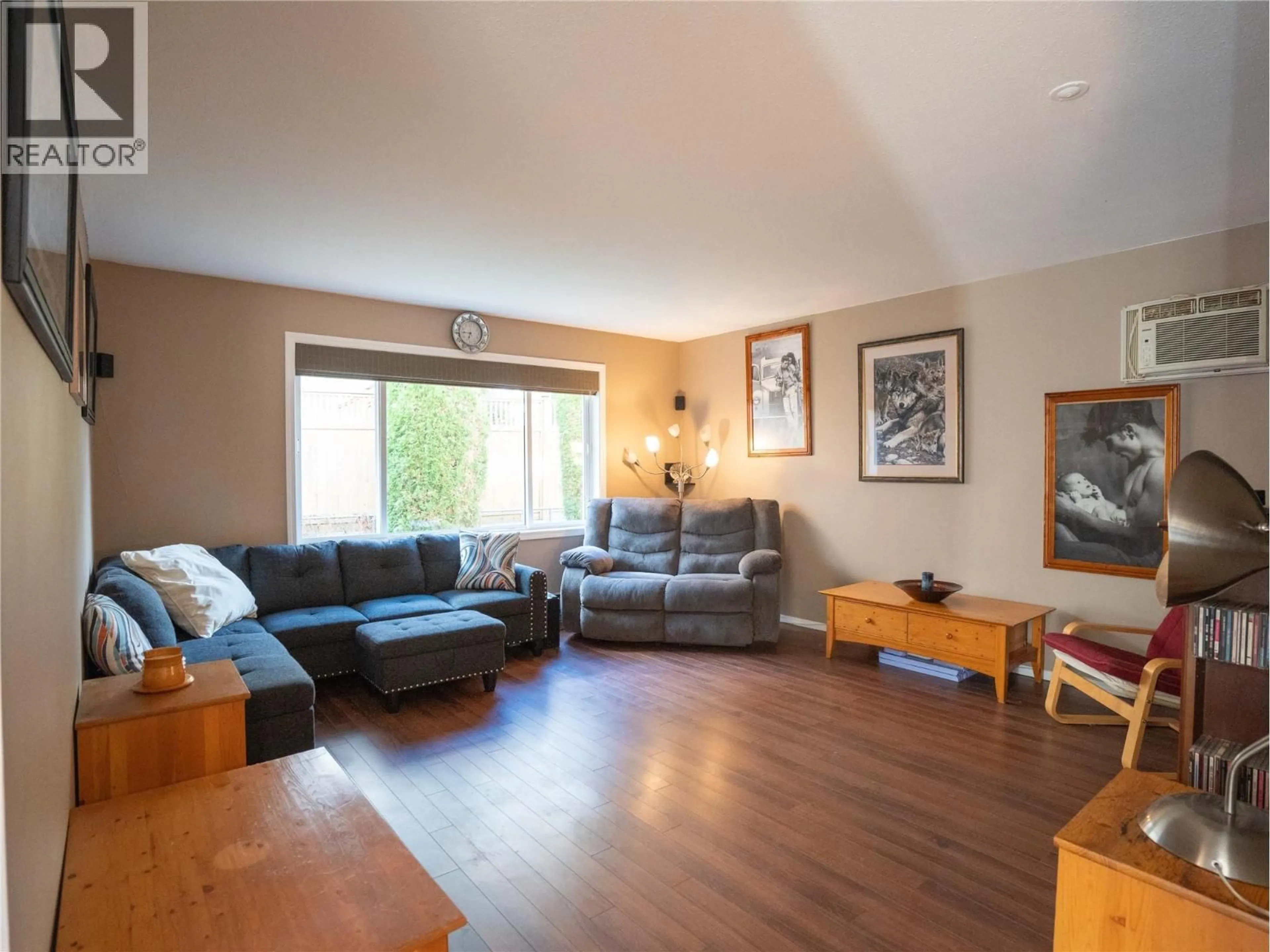 Living room with furniture, wood/laminate floor for 7 - 3322 SOUTH MAIN STREET, Penticton British Columbia V2A5J6