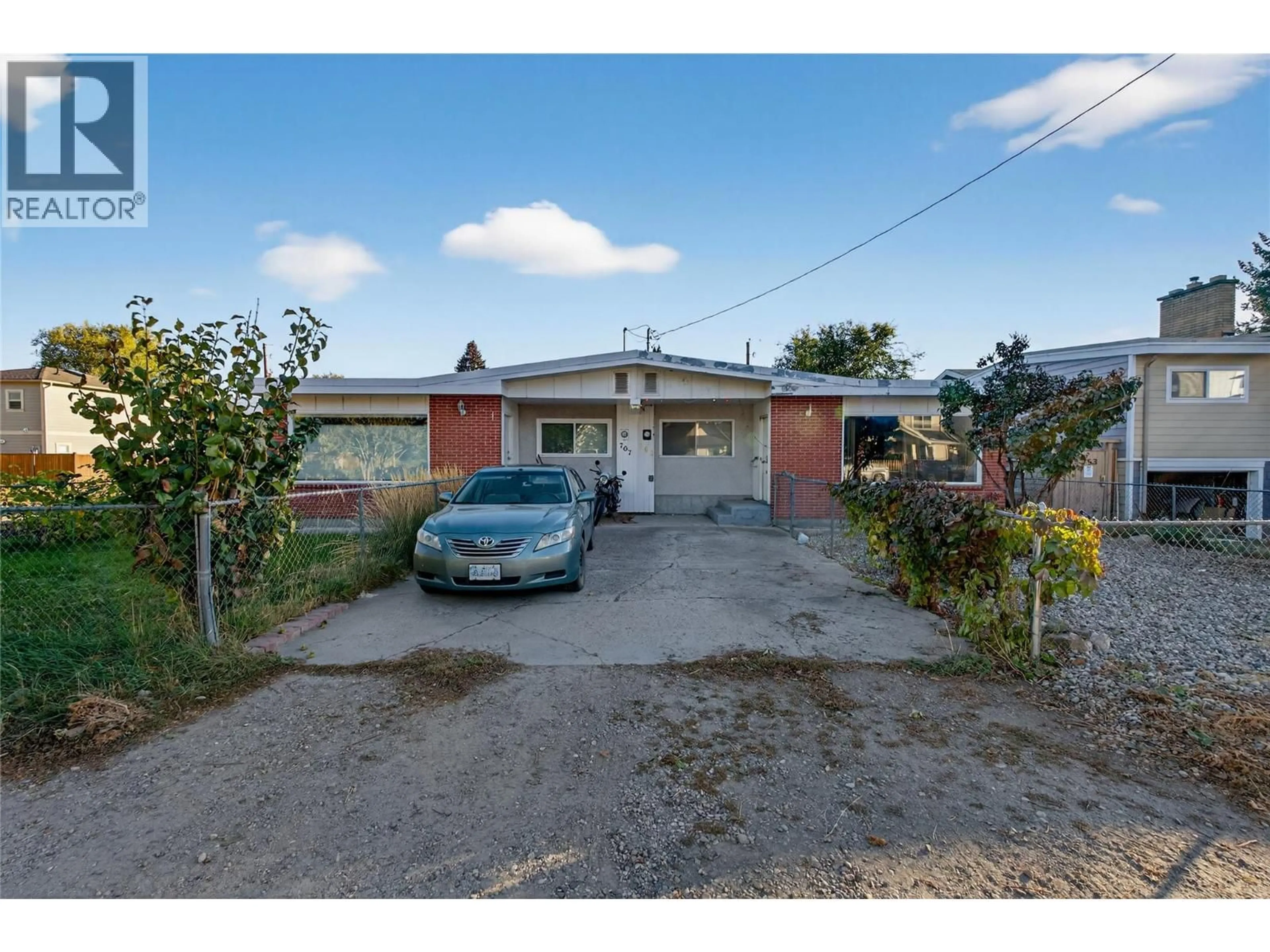 A pic from outside/outdoor area/front of a property/back of a property/a pic from drone, street for 763 KINNEAR AVENUE, Kelowna British Columbia V1Y5B2
