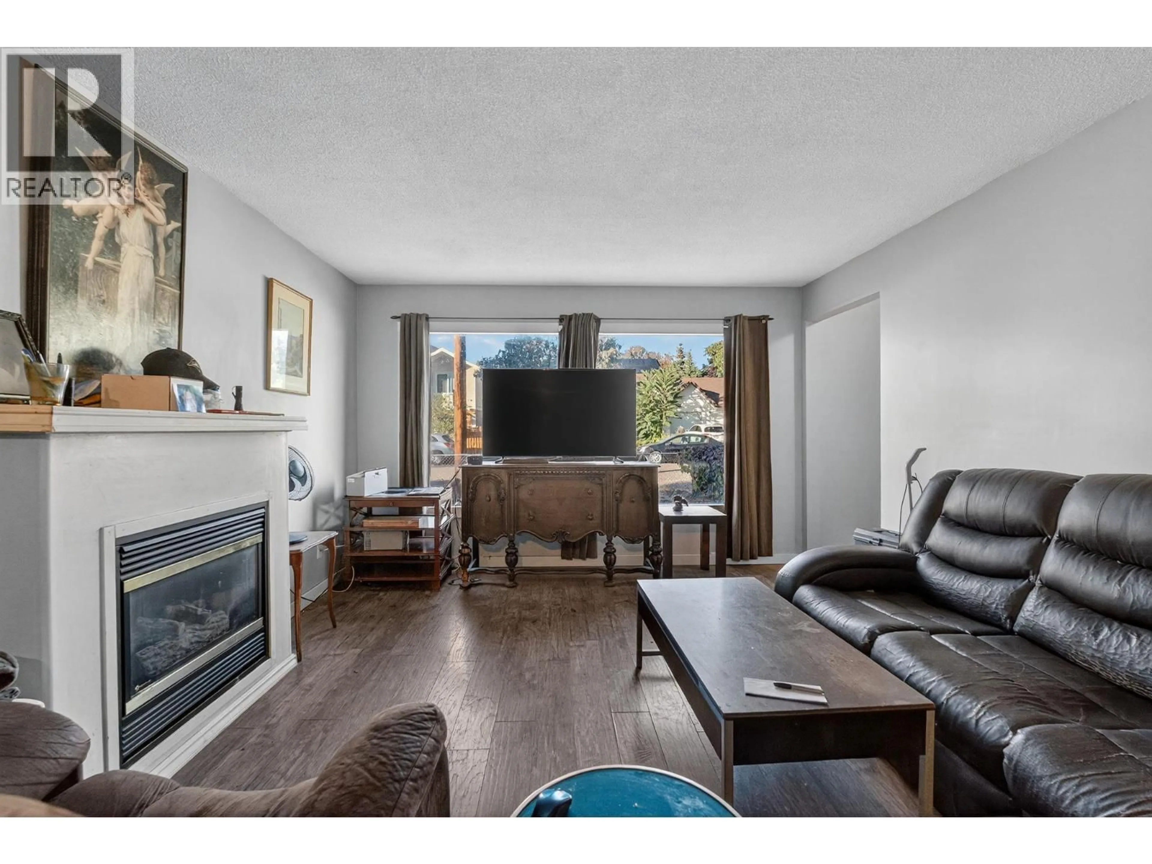 Living room with furniture, wood/laminate floor for 763 KINNEAR AVENUE, Kelowna British Columbia V1Y5B2