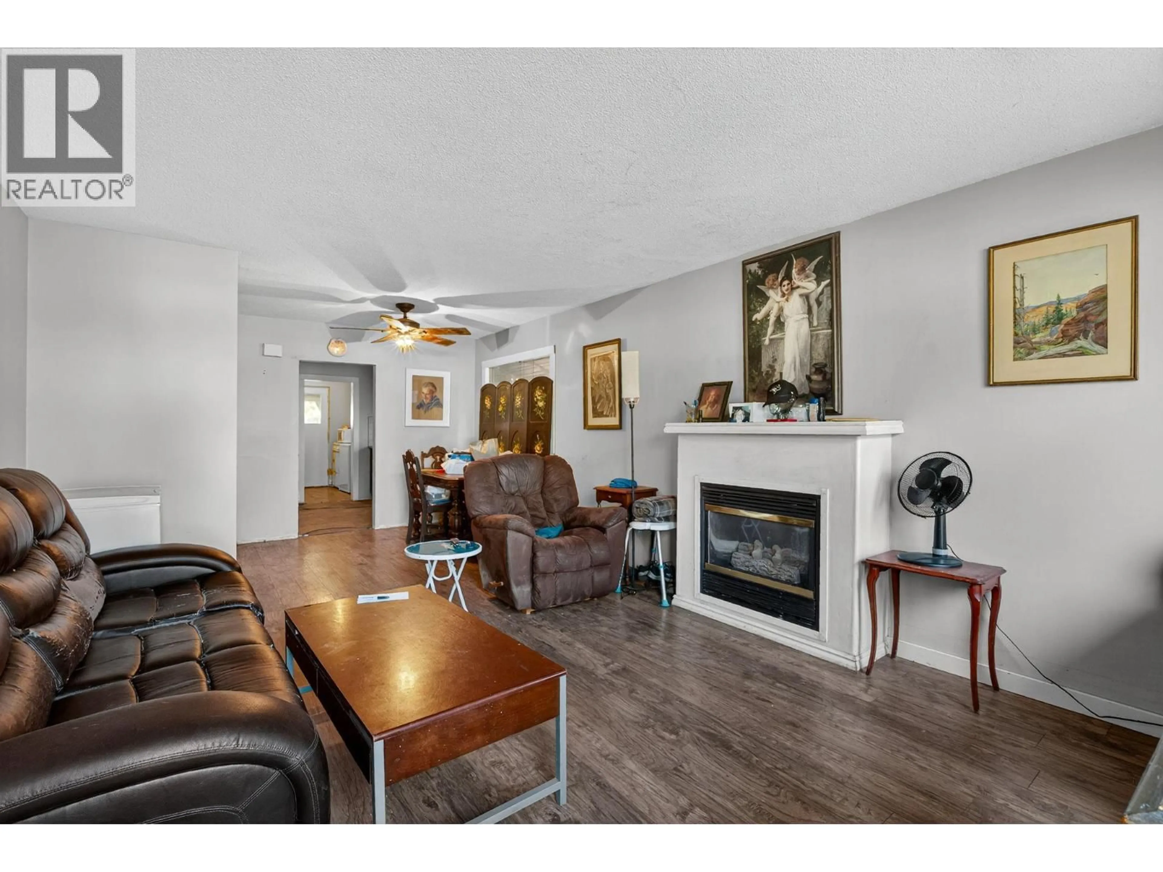 Living room with furniture, wood/laminate floor for 763 KINNEAR AVENUE, Kelowna British Columbia V1Y5B2