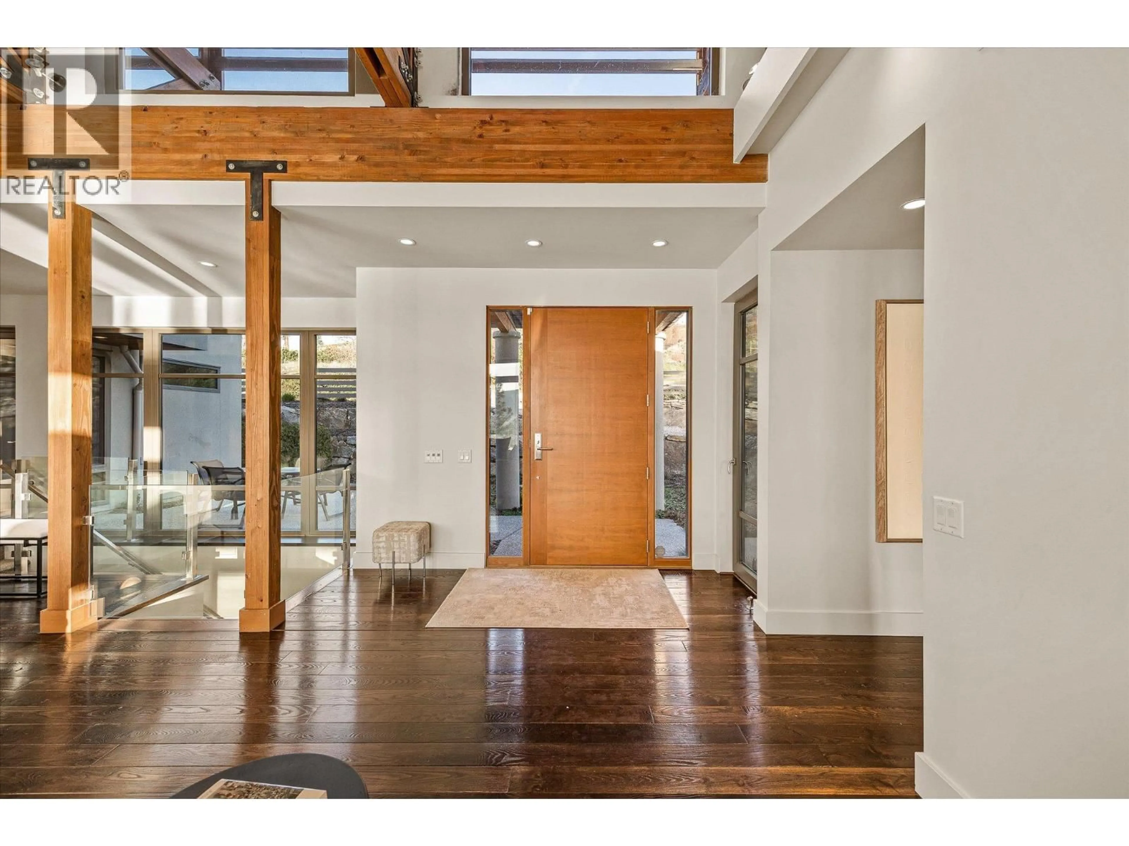 Indoor entryway for 5560 LAKESHORE ROAD, Kelowna British Columbia V1W4J4