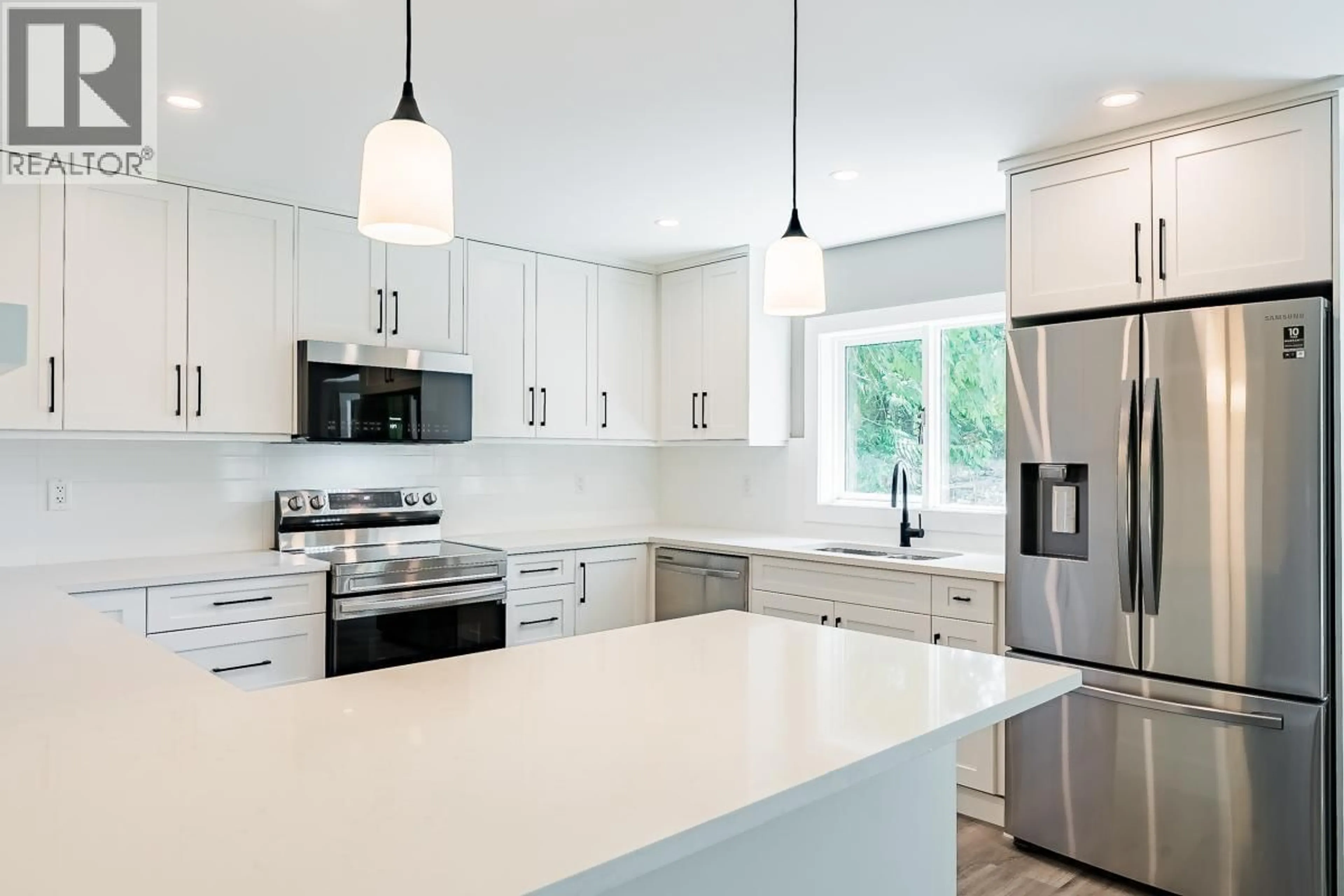 Open concept kitchen, ceramic/tile floor for 7430 CROWFOOT DRIVE, Anglemont British Columbia V0E1M8