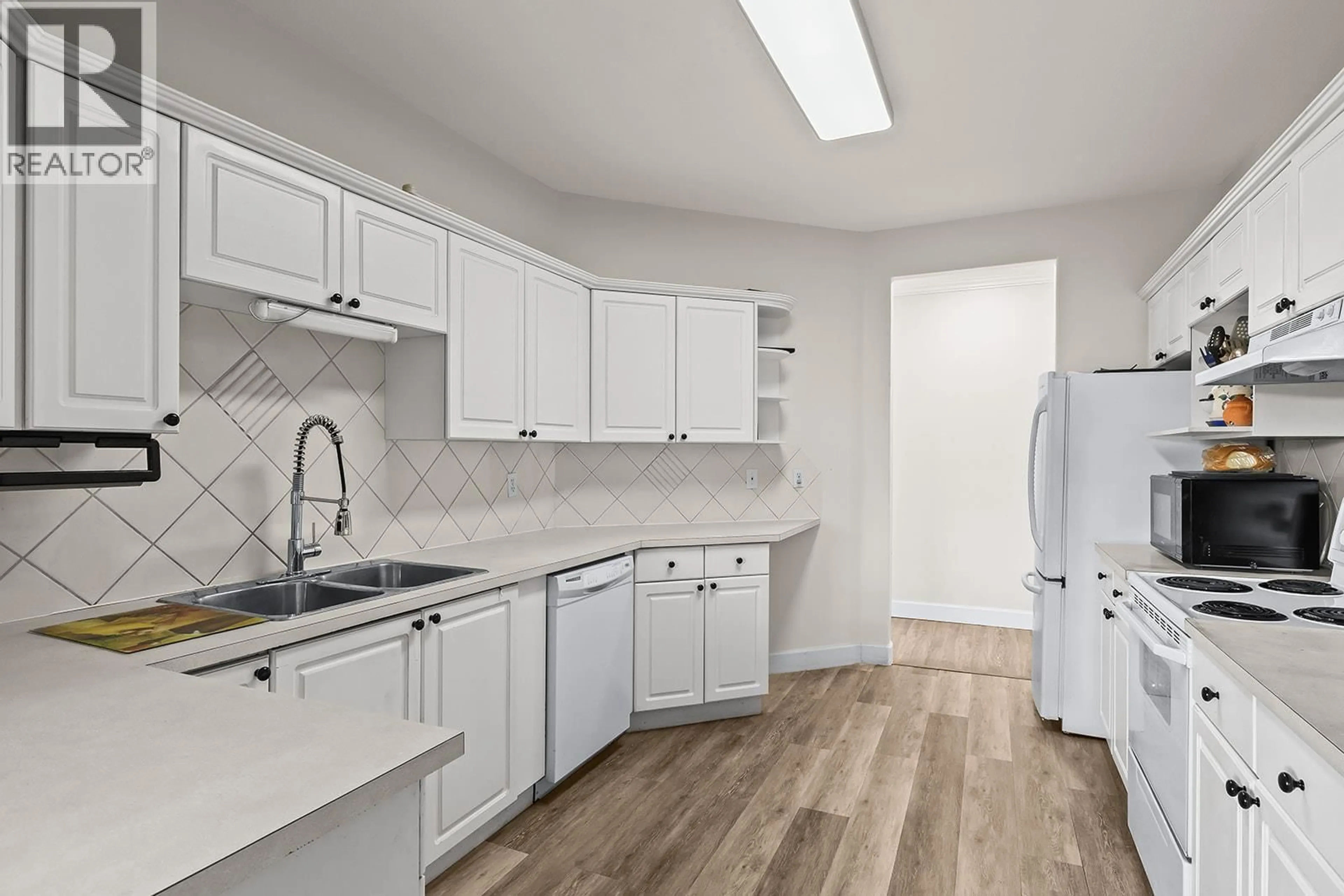 Standard kitchen, unknown for 203 - 1940 RICHTER STREET, Kelowna British Columbia V1Y2N2