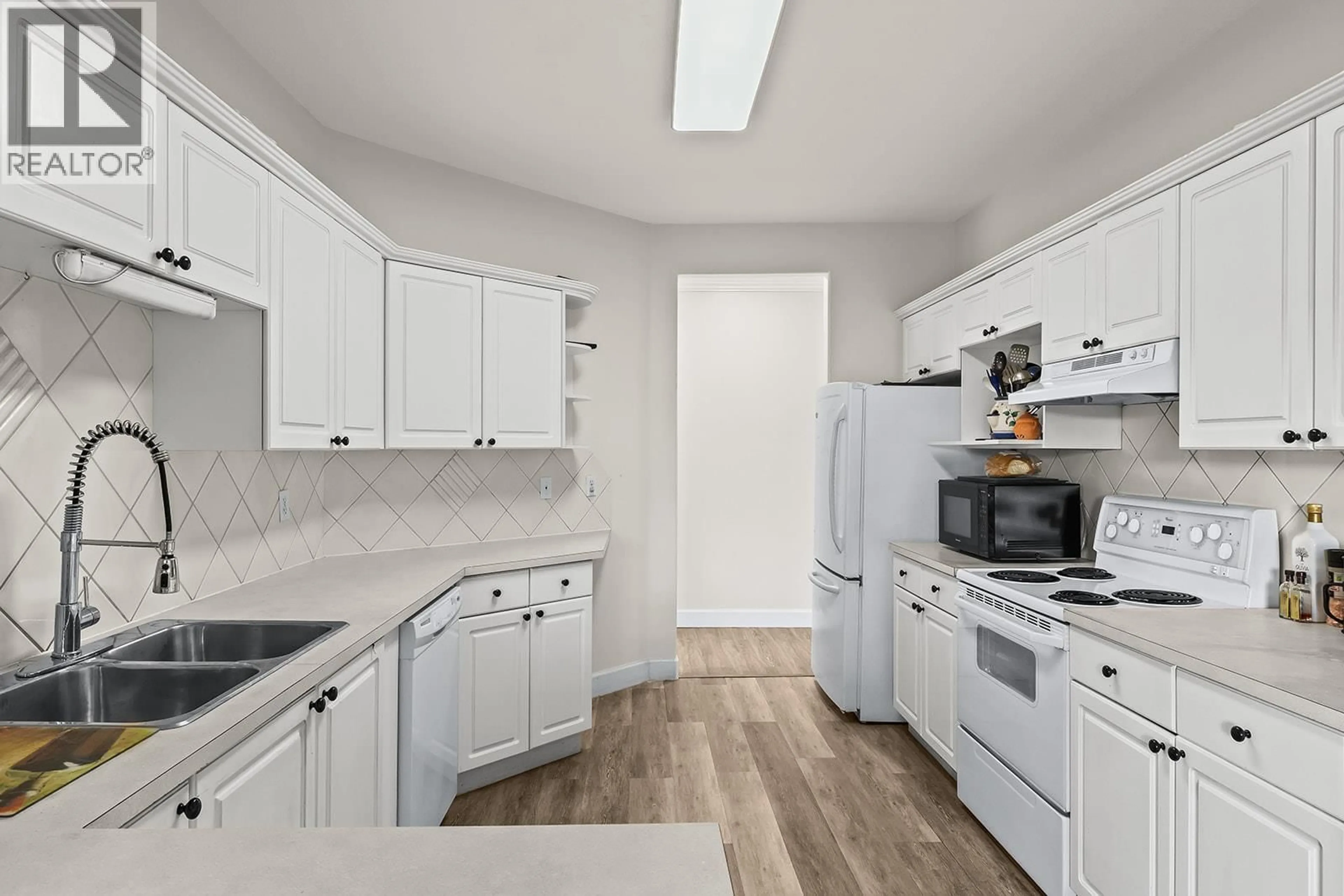 Standard kitchen, unknown for 203 - 1940 RICHTER STREET, Kelowna British Columbia V1Y2N2