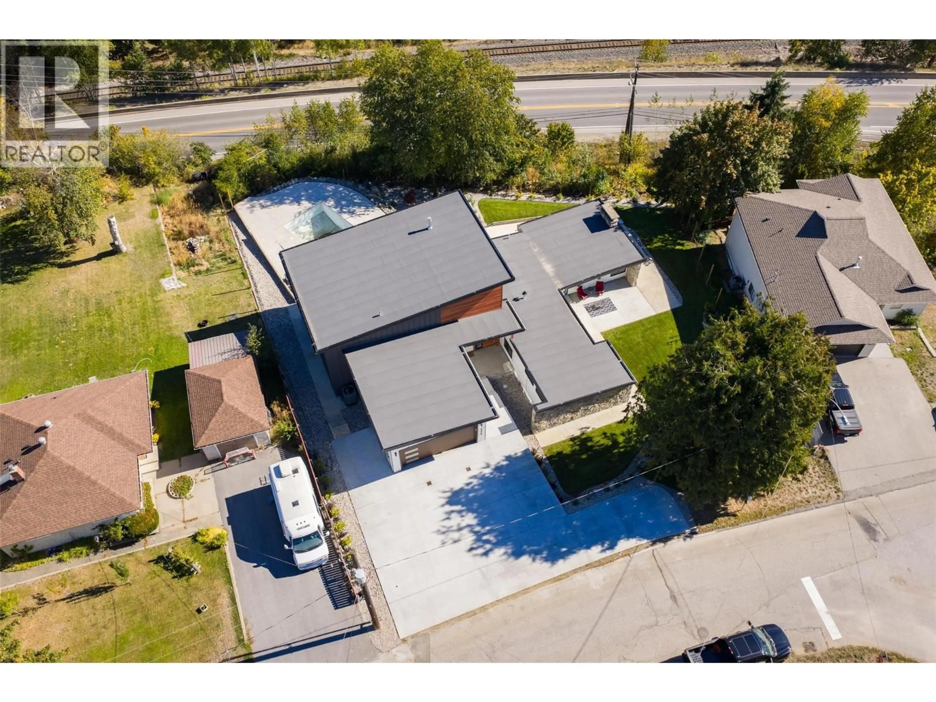 A pic from outside/outdoor area/front of a property/back of a property/a pic from drone, street for 3429 8TH AVENUE, Castlegar British Columbia V1N4L1