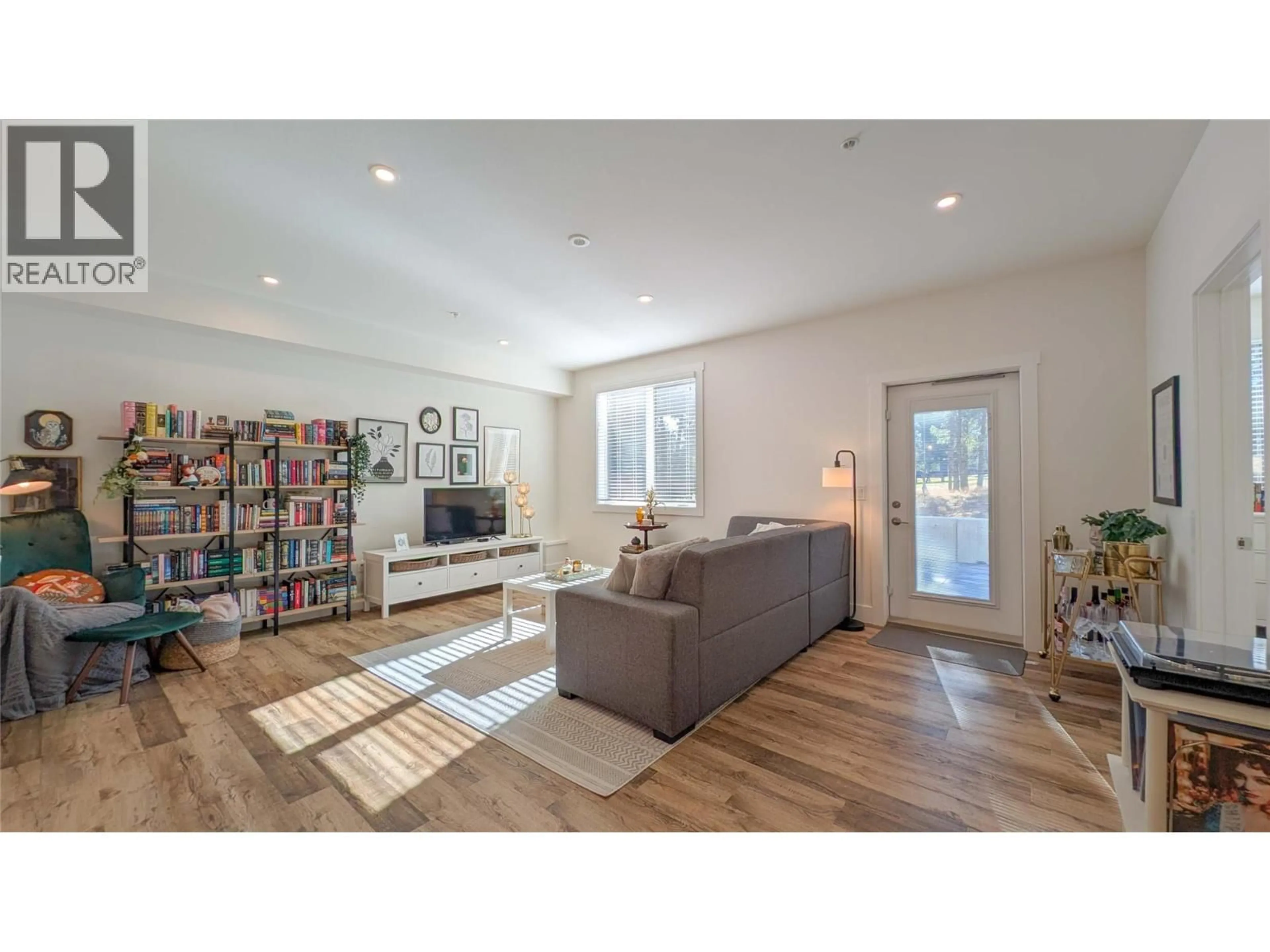 Living room with furniture, wood/laminate floor for 112 - 355 LEGACY LOOKOUT LOOKOUT, Cranbrook British Columbia V1C0E6