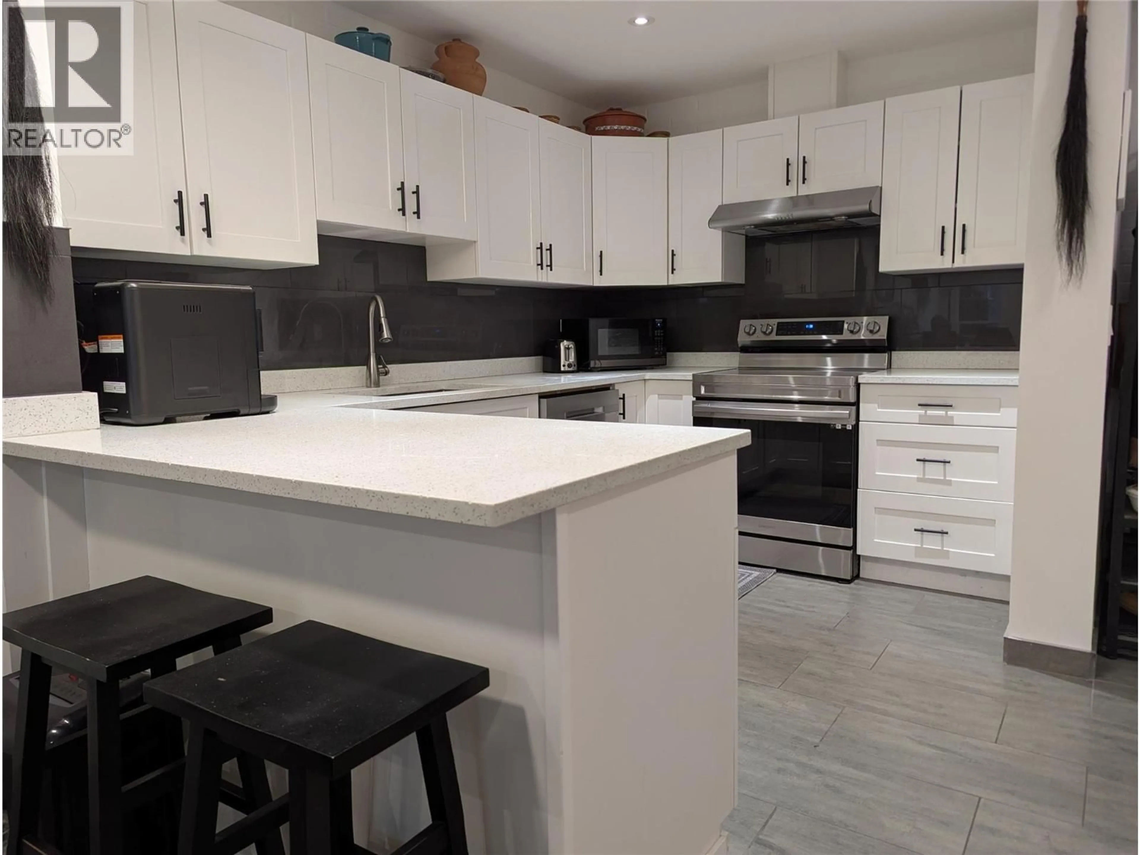 Open concept kitchen, ceramic/tile floor for 401 - 1915 PACIFIC COURT, Kelowna British Columbia V1Y8B3