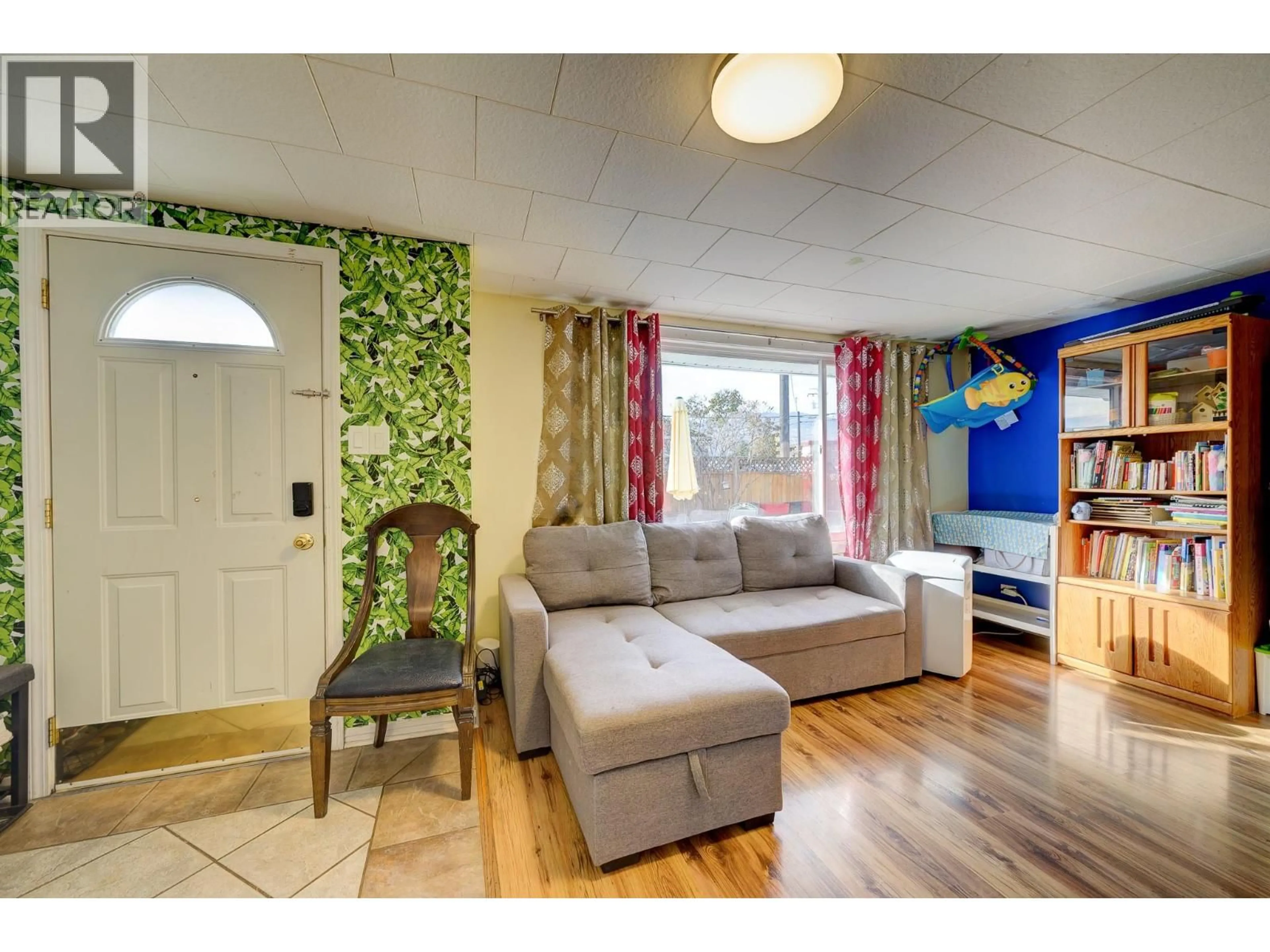 Living room with furniture, unknown for 934 WESTMINSTER AVENUE, Kamloops British Columbia V2B1P1