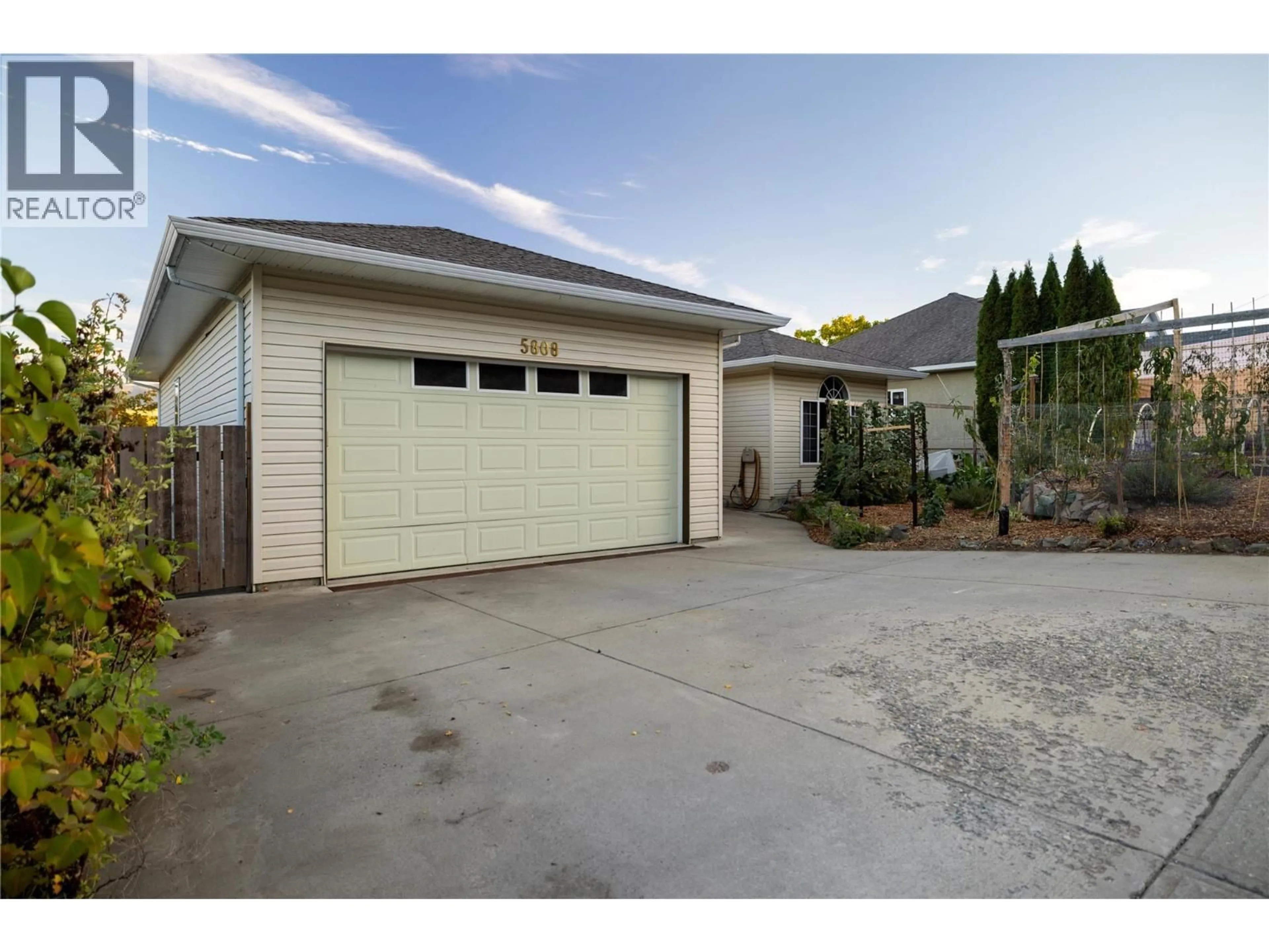 Indoor garage for 5808 HERITAGE DRIVE, Vernon British Columbia V1H1A5