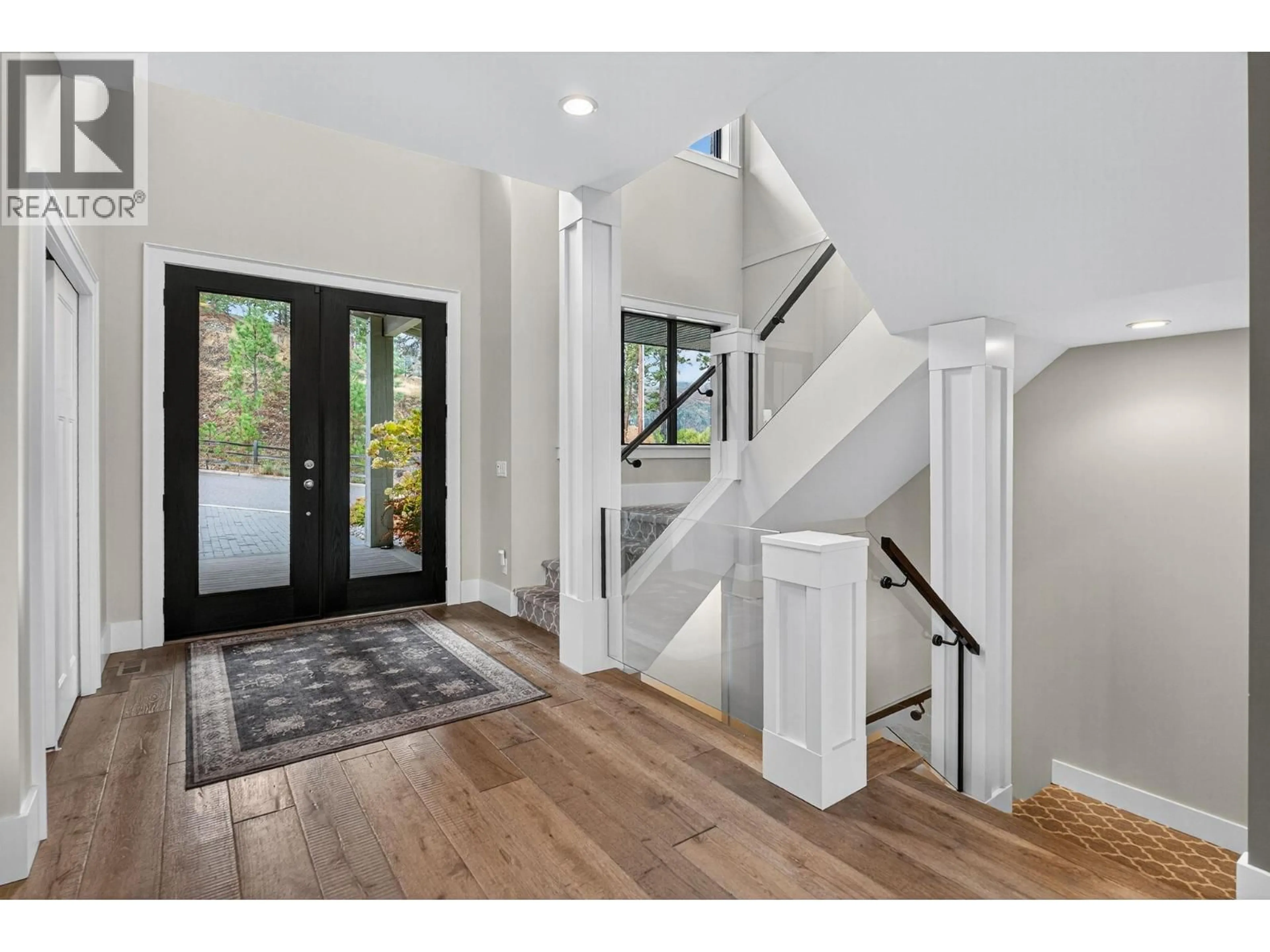 Indoor entryway for 460 ROCKVIEW LANE, Kelowna British Columbia V1W5K2
