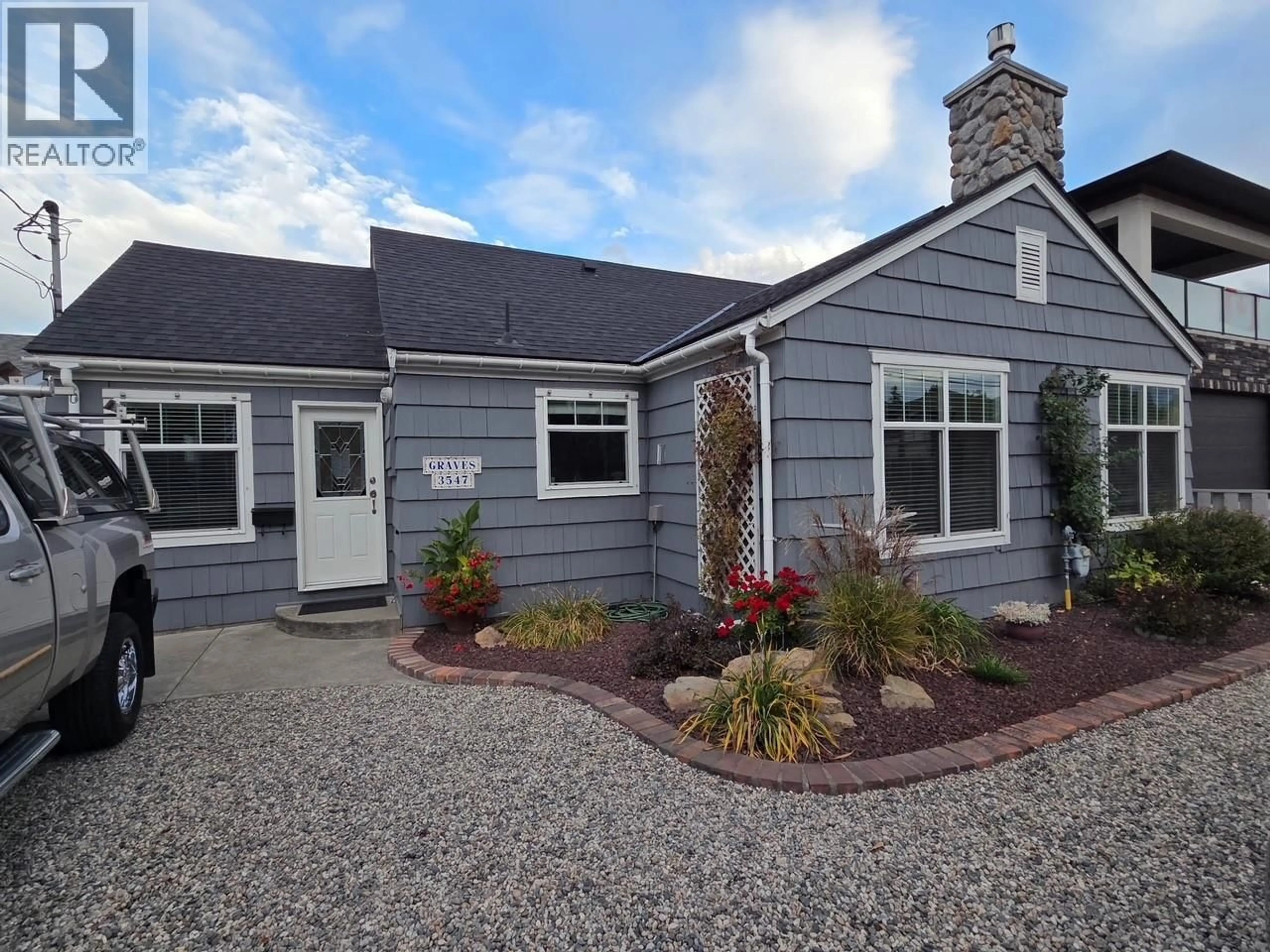 Home with vinyl exterior material, street for 3547 LAKESHORE ROAD, Kelowna British Columbia V1Y1W6