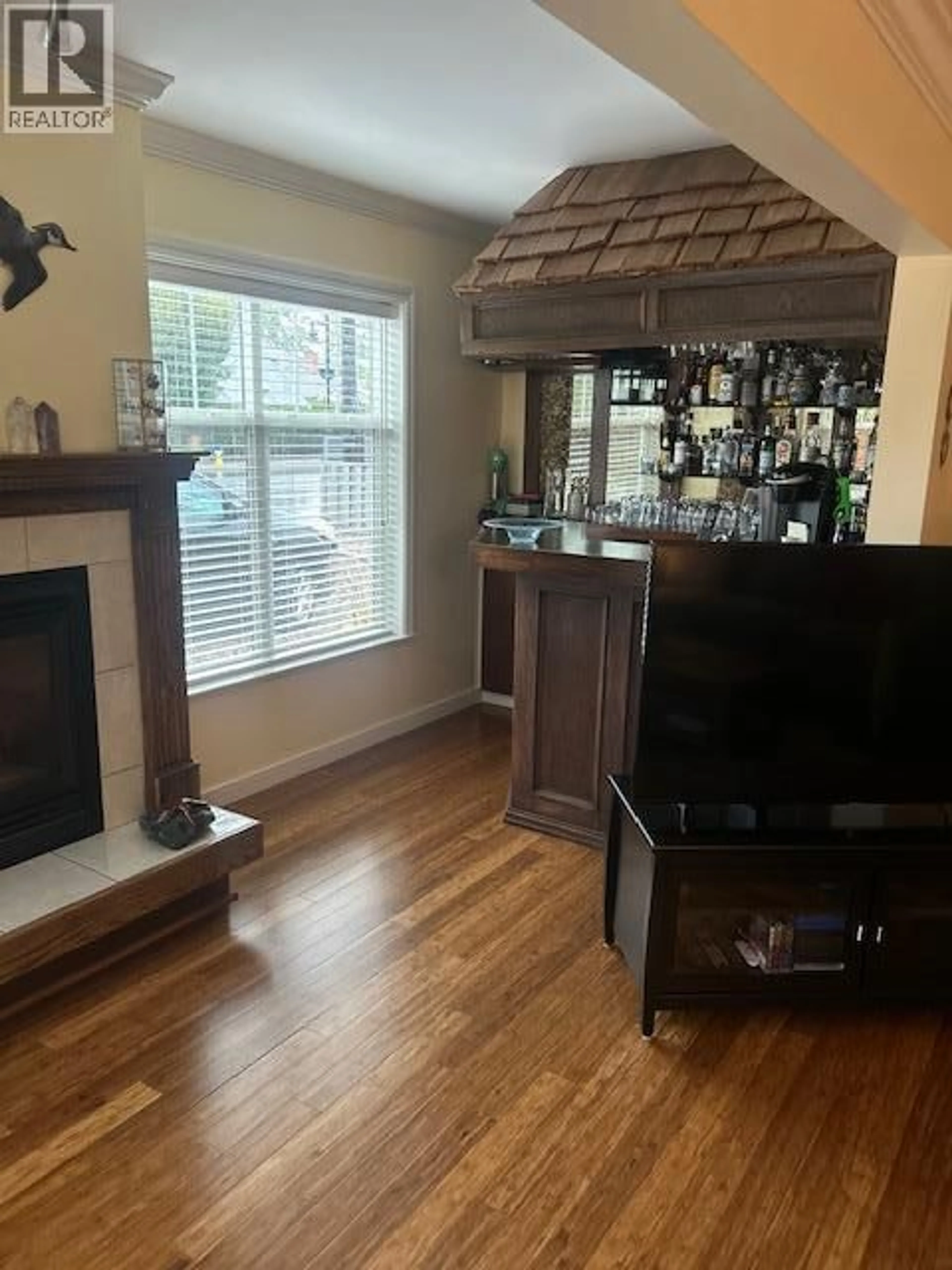 Living room with furniture, wood/laminate floor for 3547 LAKESHORE ROAD, Kelowna British Columbia V1Y1W6