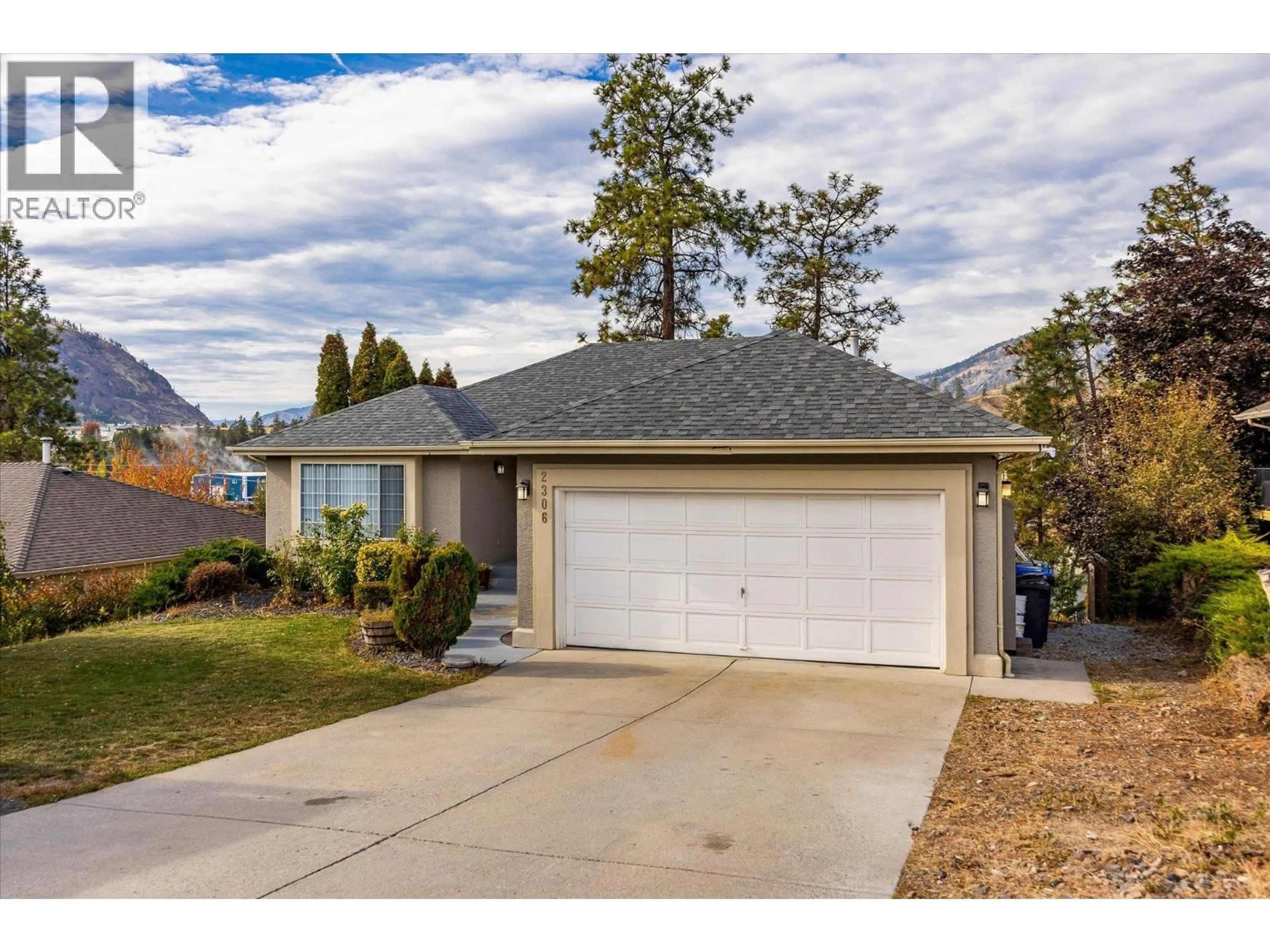 Home with vinyl exterior material, street for 2306 DEVON COURT, Kelowna British Columbia V1Z3L5