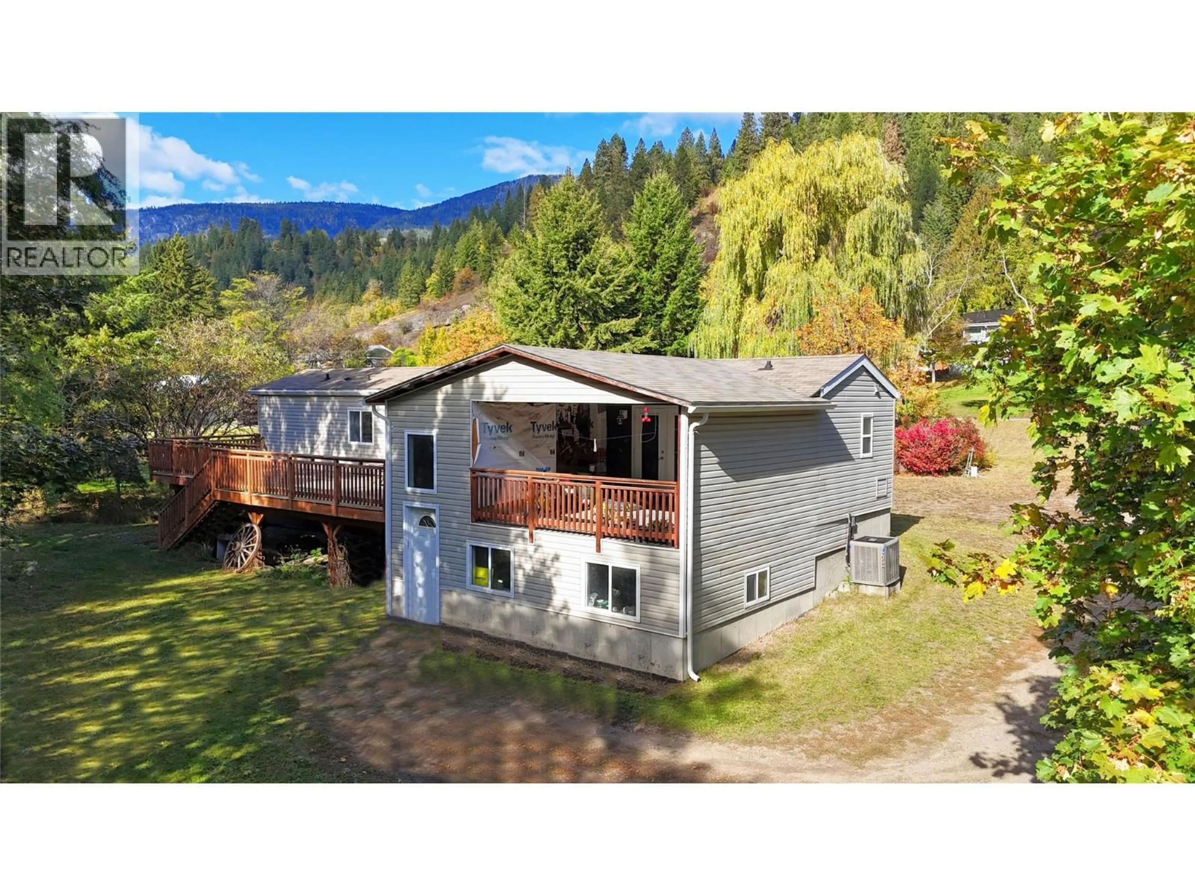 A pic from outside/outdoor area/front of a property/back of a property/a pic from drone, unknown for 3560 UPPER LEVELS ROAD, Robson British Columbia V0G1X0