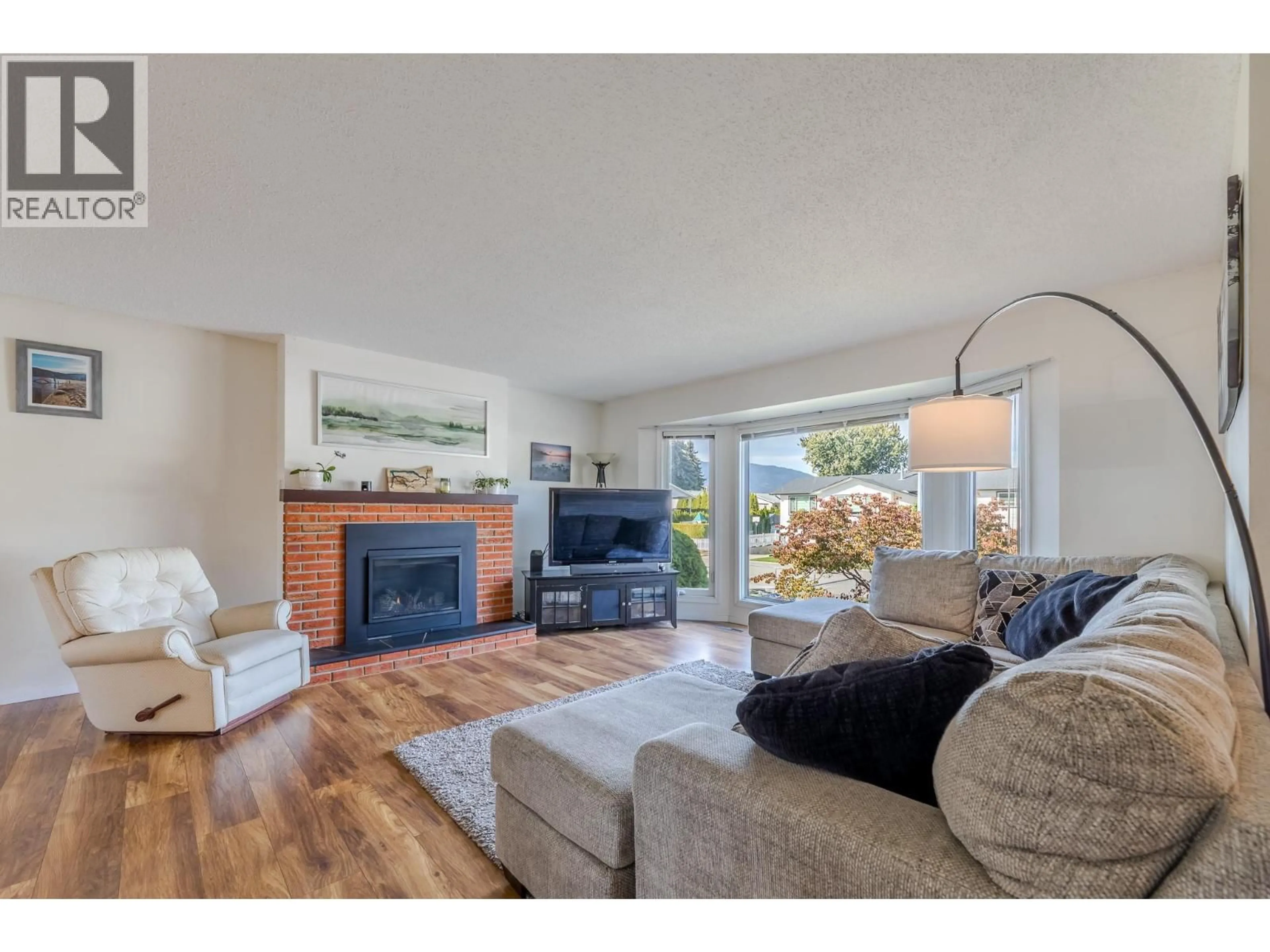Living room with furniture, wood/laminate floor for 157 MURRAY DRIVE, Penticton British Columbia V2A6W7