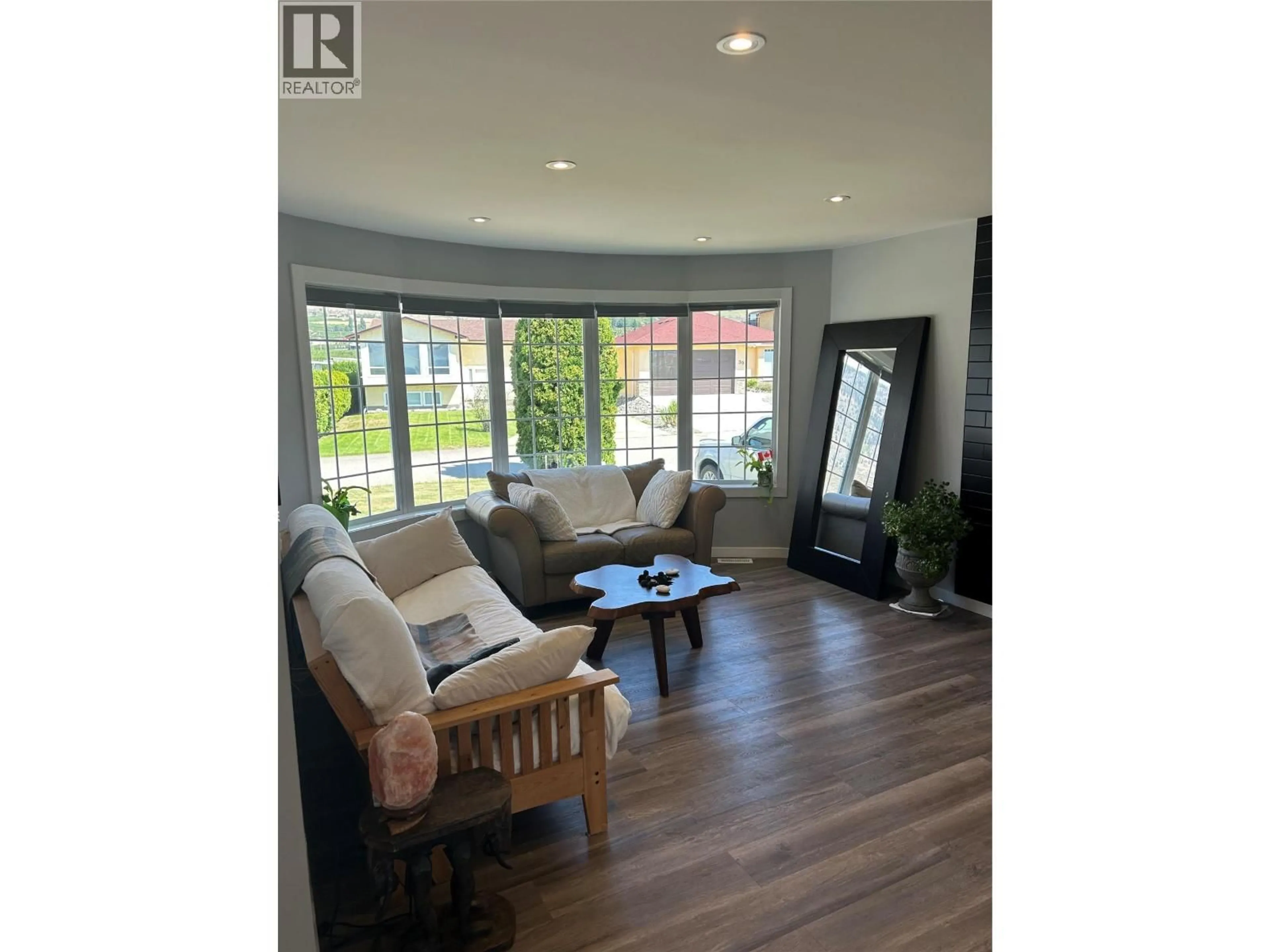 Living room with furniture, wood/laminate floor for 38 BAYVIEW CRESCENT, Osoyoos British Columbia V0H1V6