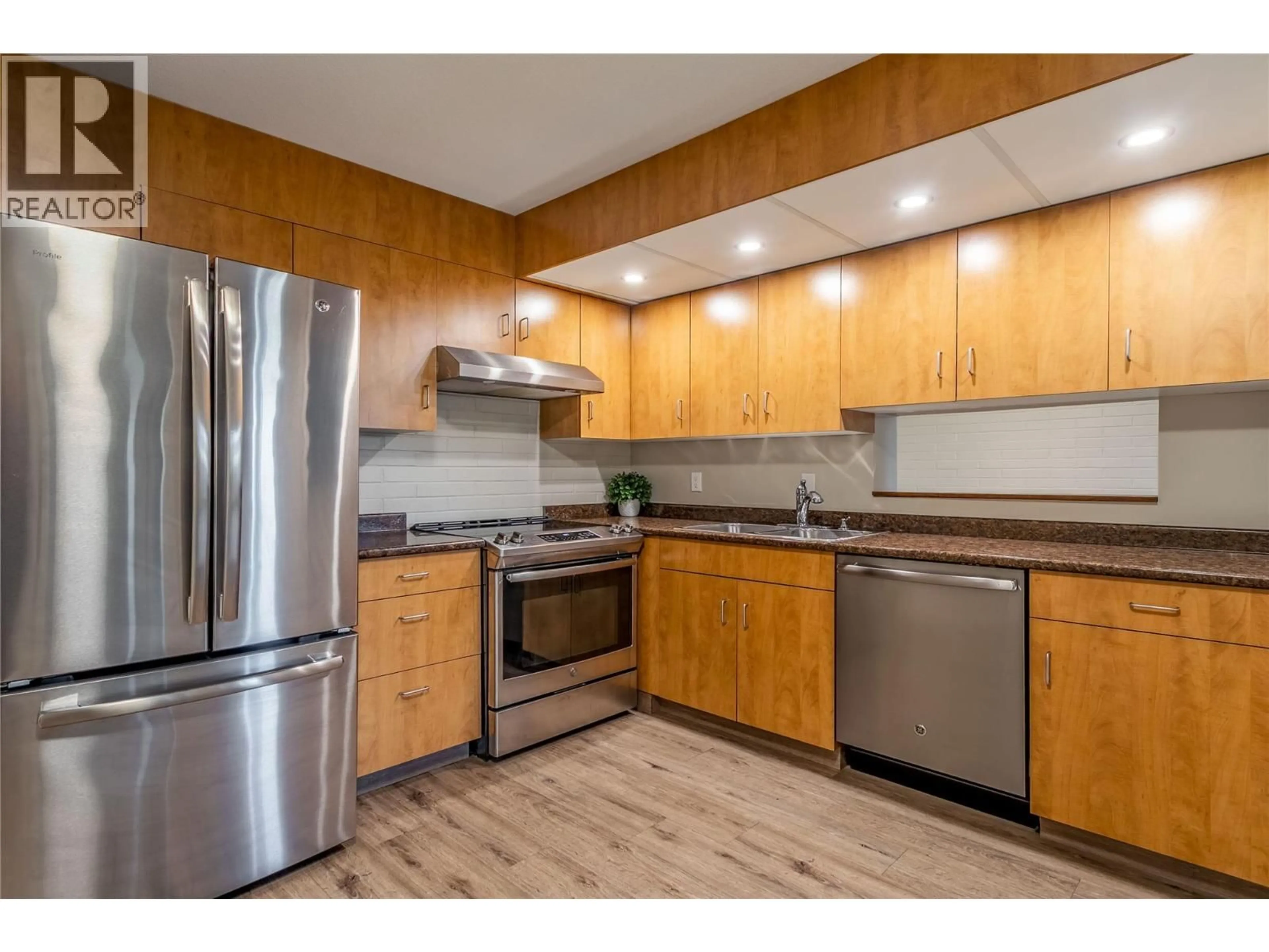 Standard kitchen, wood/laminate floor for 407 - 1915 PACIFIC COURT, Kelowna British Columbia V1Y8B3