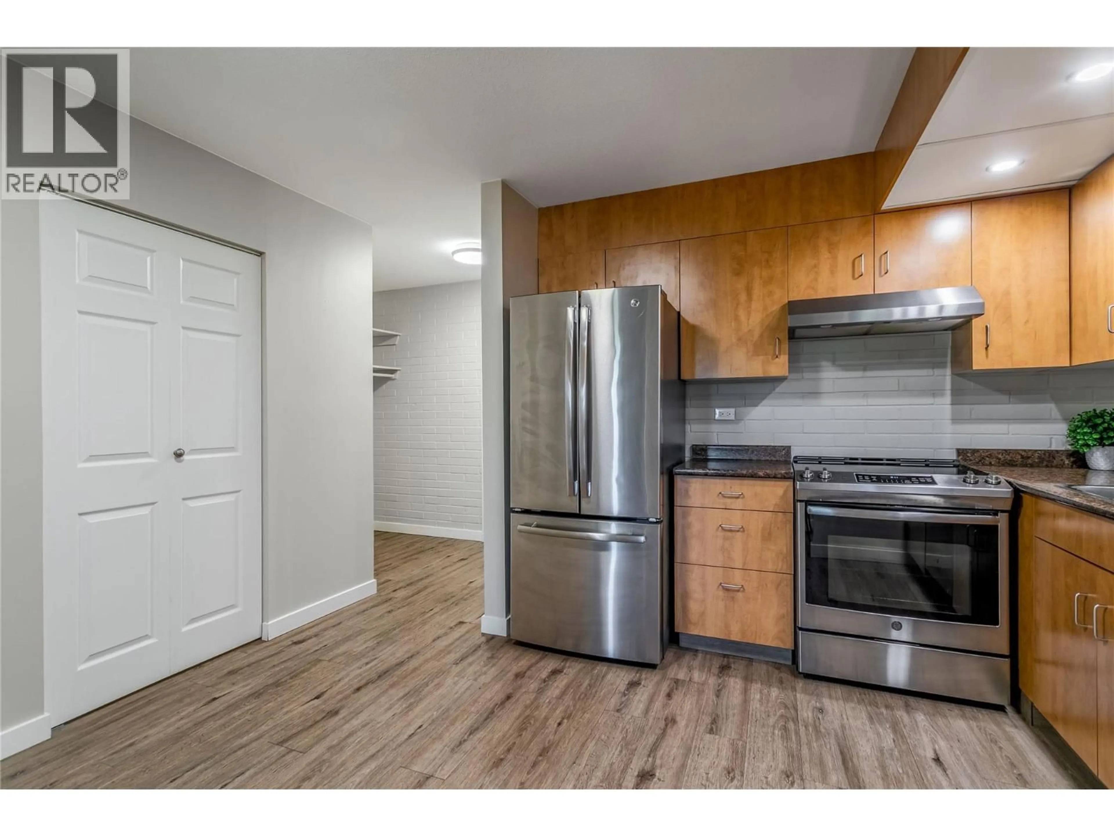 Standard kitchen, wood/laminate floor for 407 - 1915 PACIFIC COURT, Kelowna British Columbia V1Y8B3