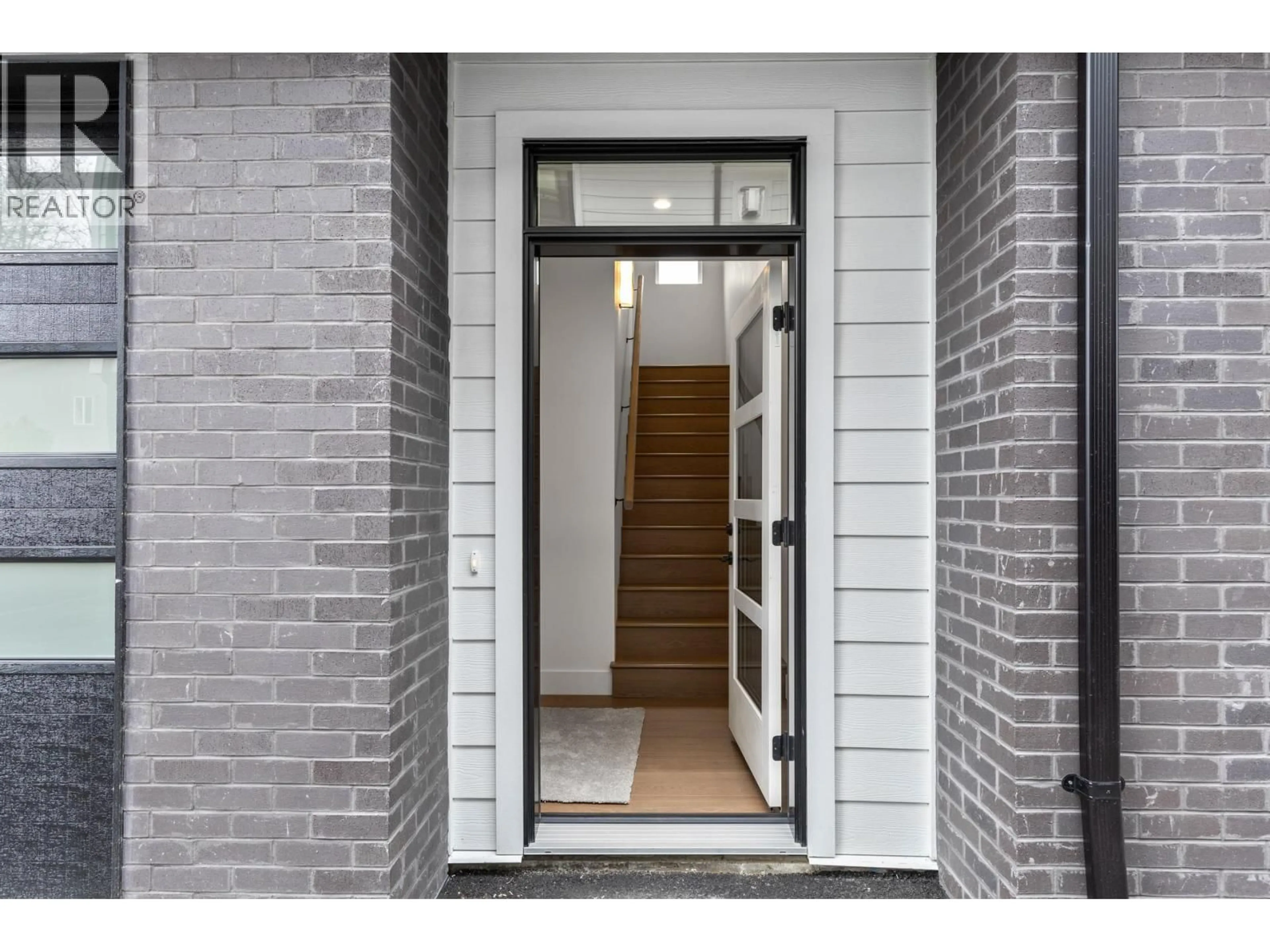 Indoor entryway for 2 - 1463 INKAR ROAD, Kelowna British Columbia V1Y8J1