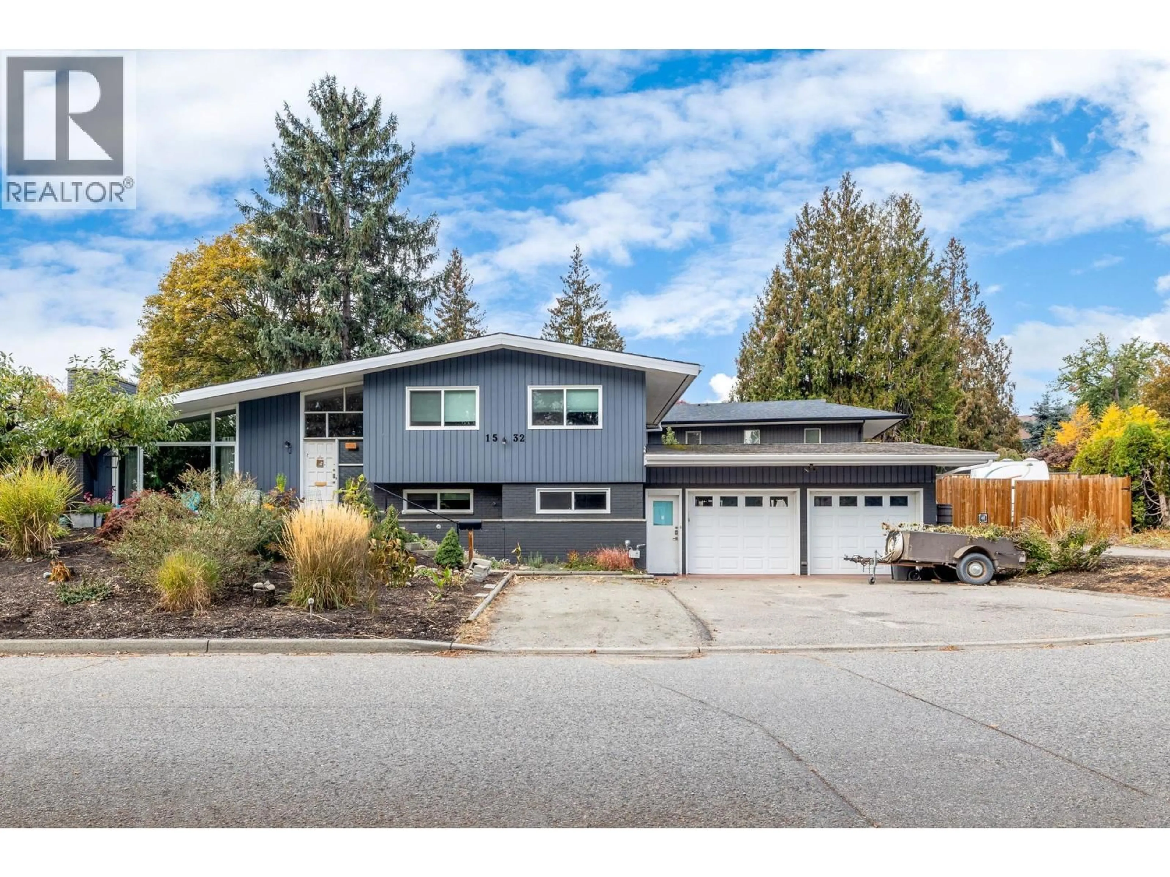 Home with vinyl exterior material, street for 1532 PINEHURST CRESCENT, Kelowna British Columbia V1H4H9