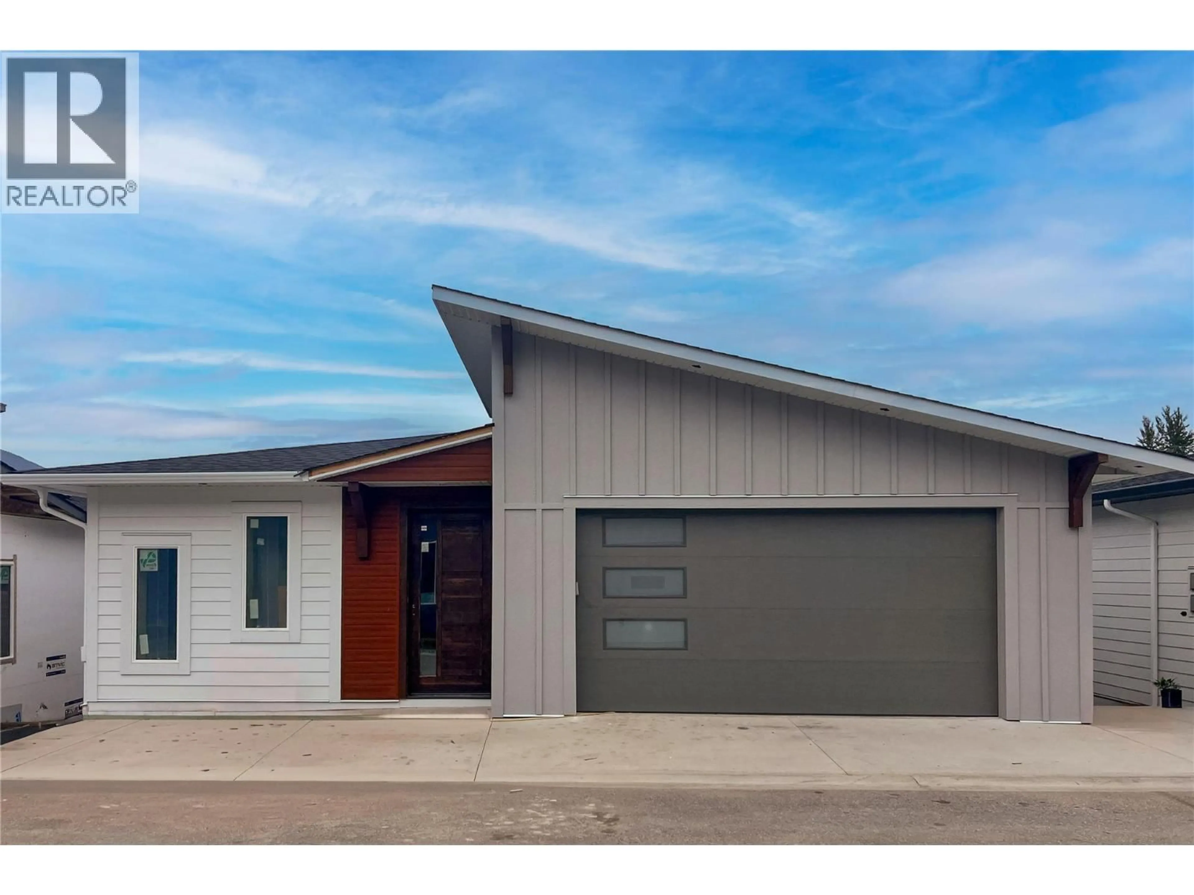 Home with vinyl exterior material, street for 17 - 1840 10 STREET SOUTHWEST, Salmon Arm British Columbia V1E0H2