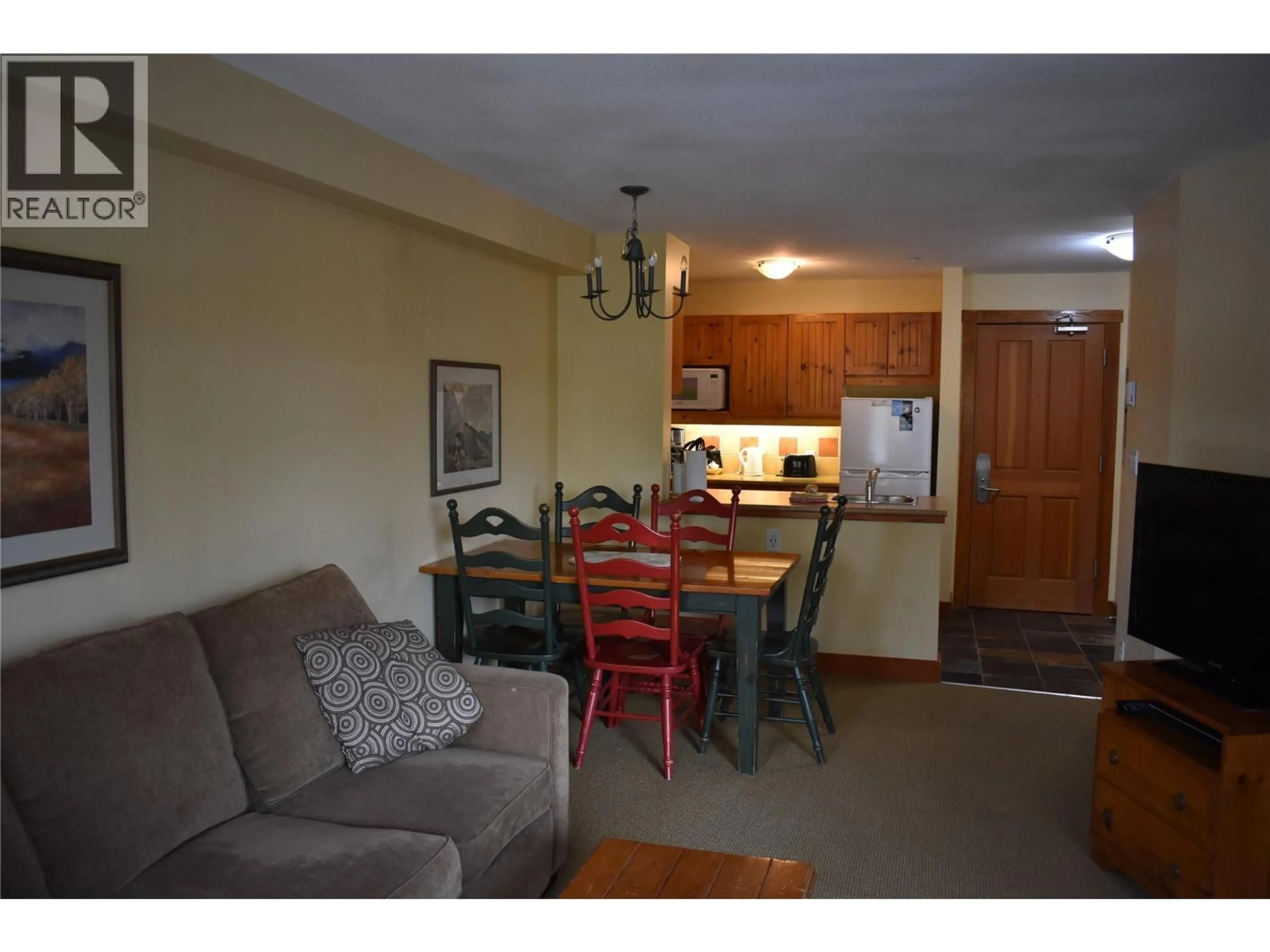 Living room with furniture, wood/laminate floor for 104 - 2080 SUMMIT DRIVE, Panorama British Columbia V0A1T0