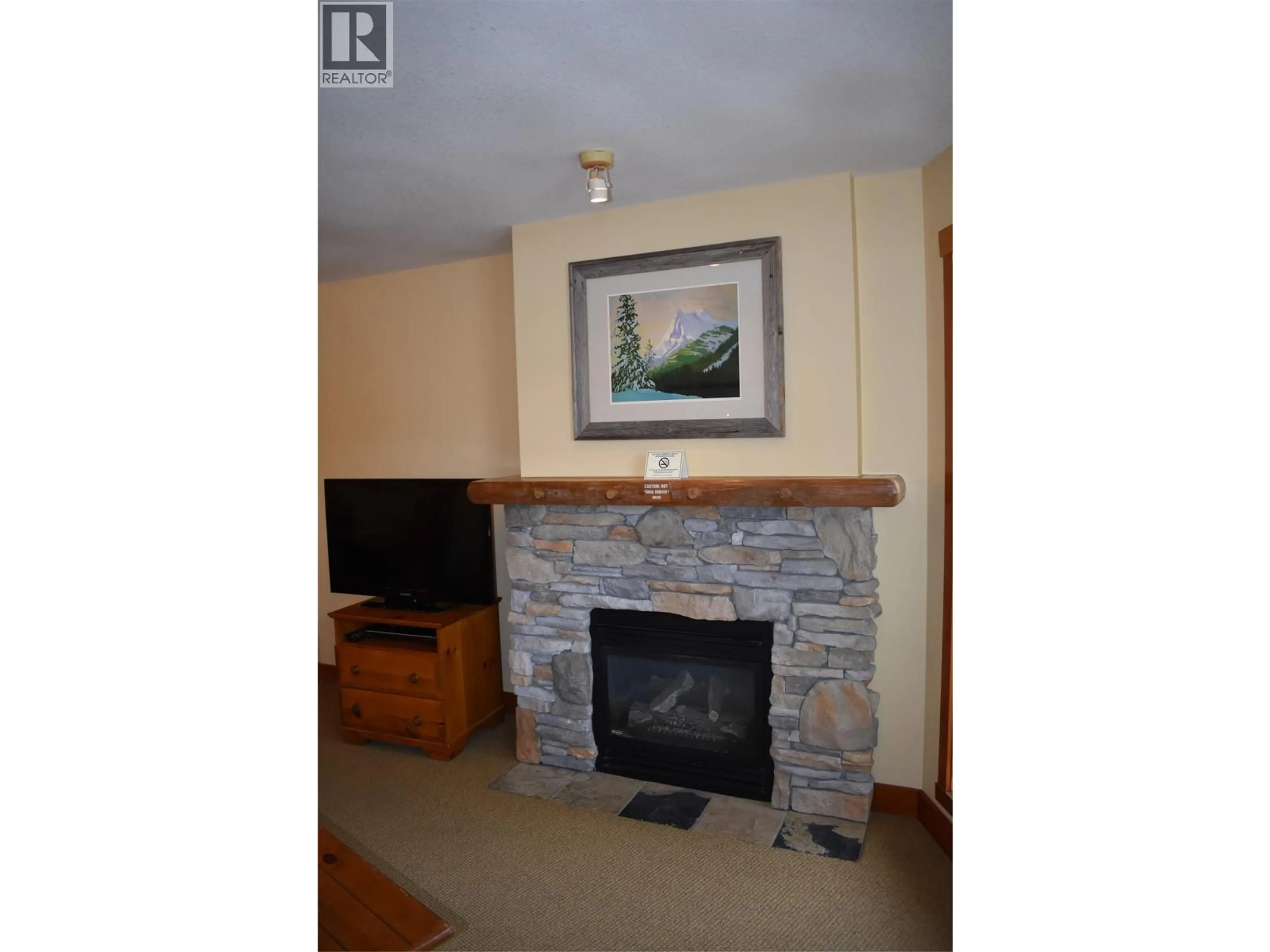 Living room with furniture, wood/laminate floor for 104 - 2080 SUMMIT DRIVE, Panorama British Columbia V0A1T0