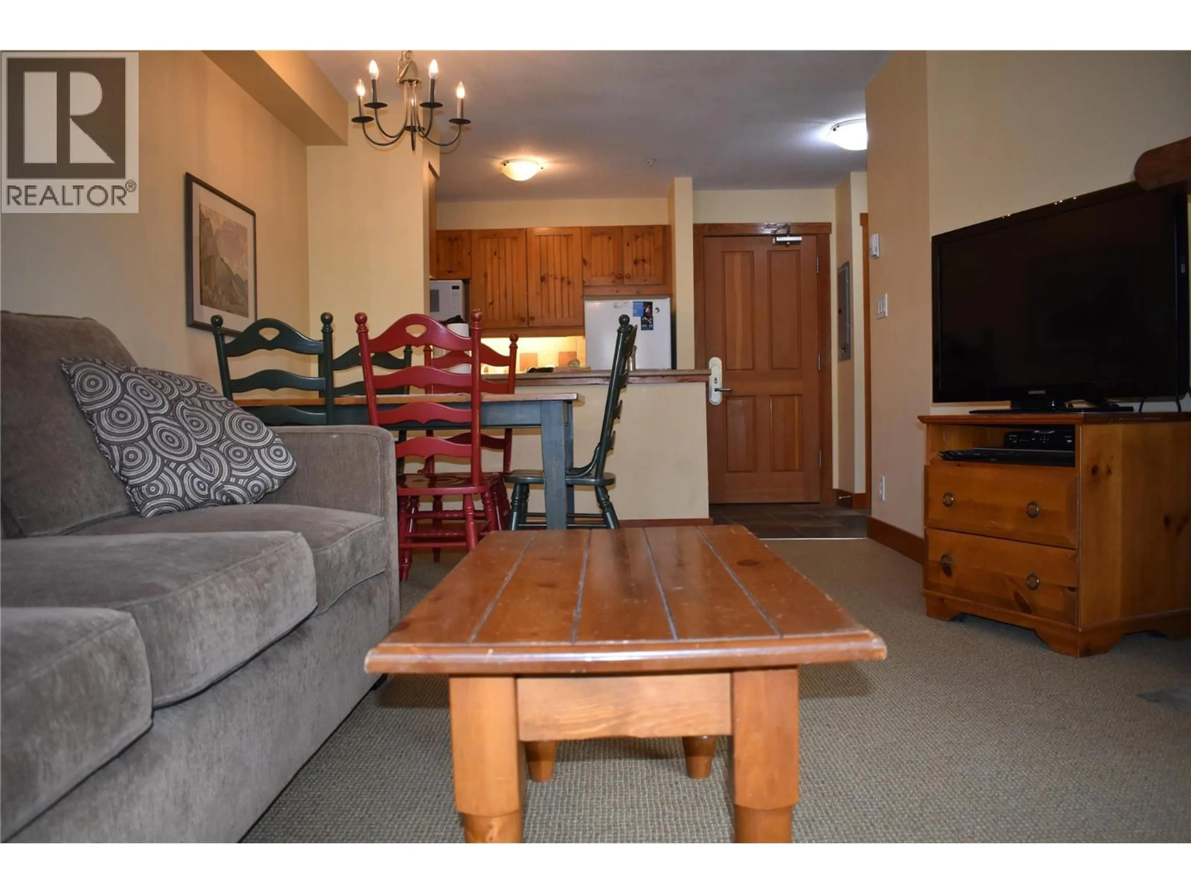 Living room with furniture, wood/laminate floor for 104 - 2080 SUMMIT DRIVE, Panorama British Columbia V0A1T0