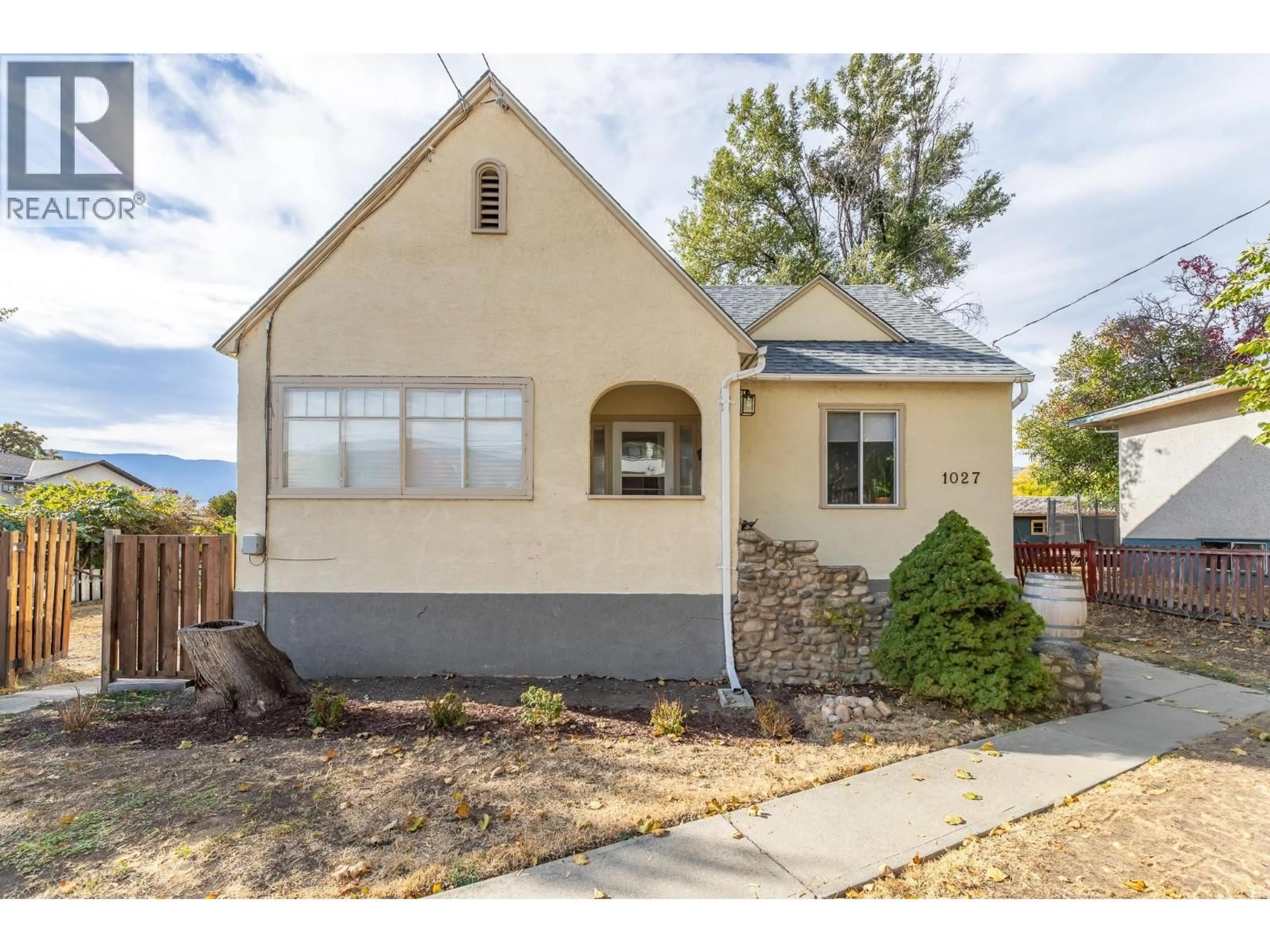 Home with vinyl exterior material, street for 1027 GOVERNMENT STREET, Penticton British Columbia V2A4T9