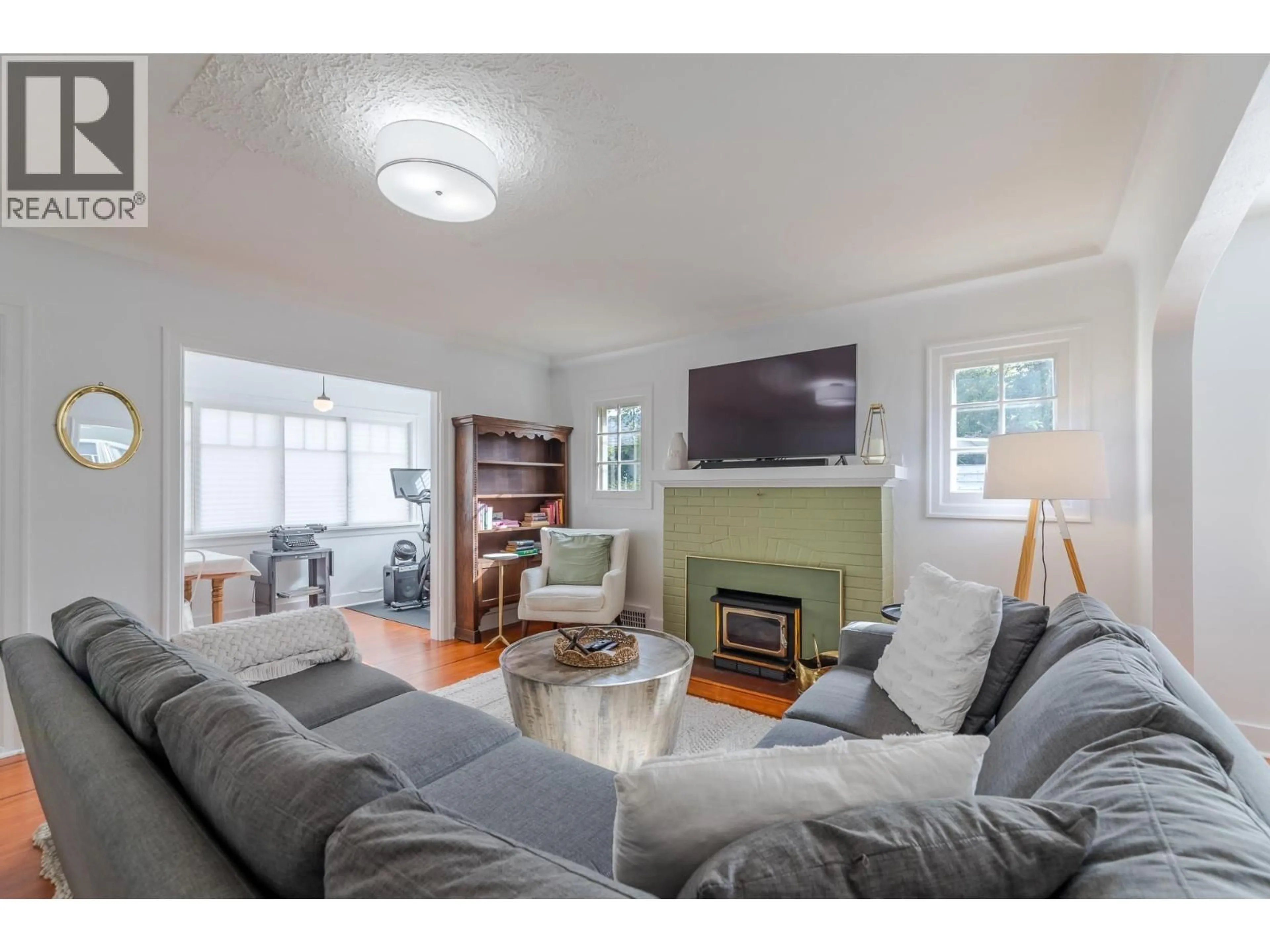 Living room with furniture, unknown for 1027 GOVERNMENT STREET, Penticton British Columbia V2A4T9