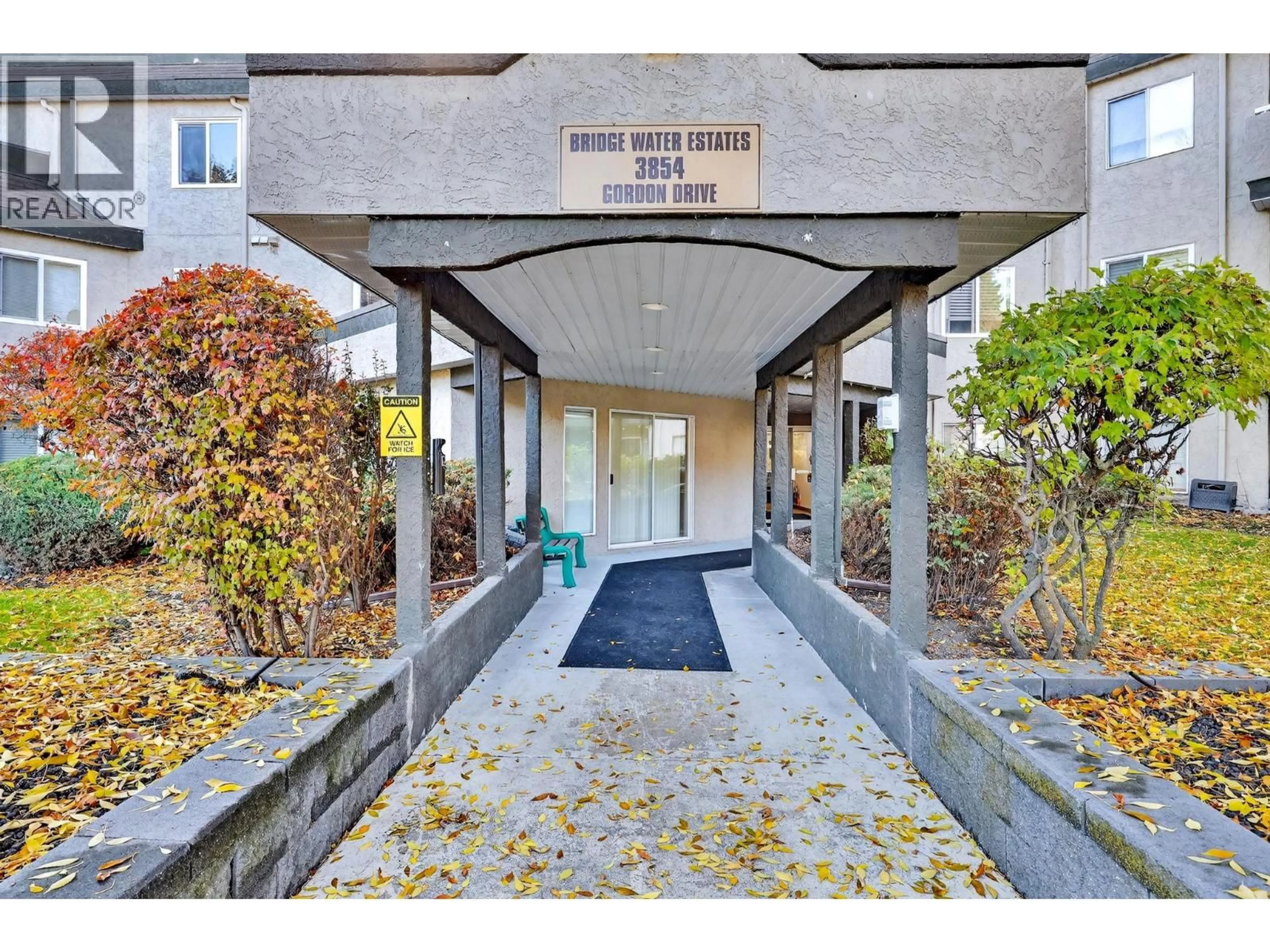 Indoor foyer for 174 - 3854 GORDON DRIVE, Kelowna British Columbia V1W5A3