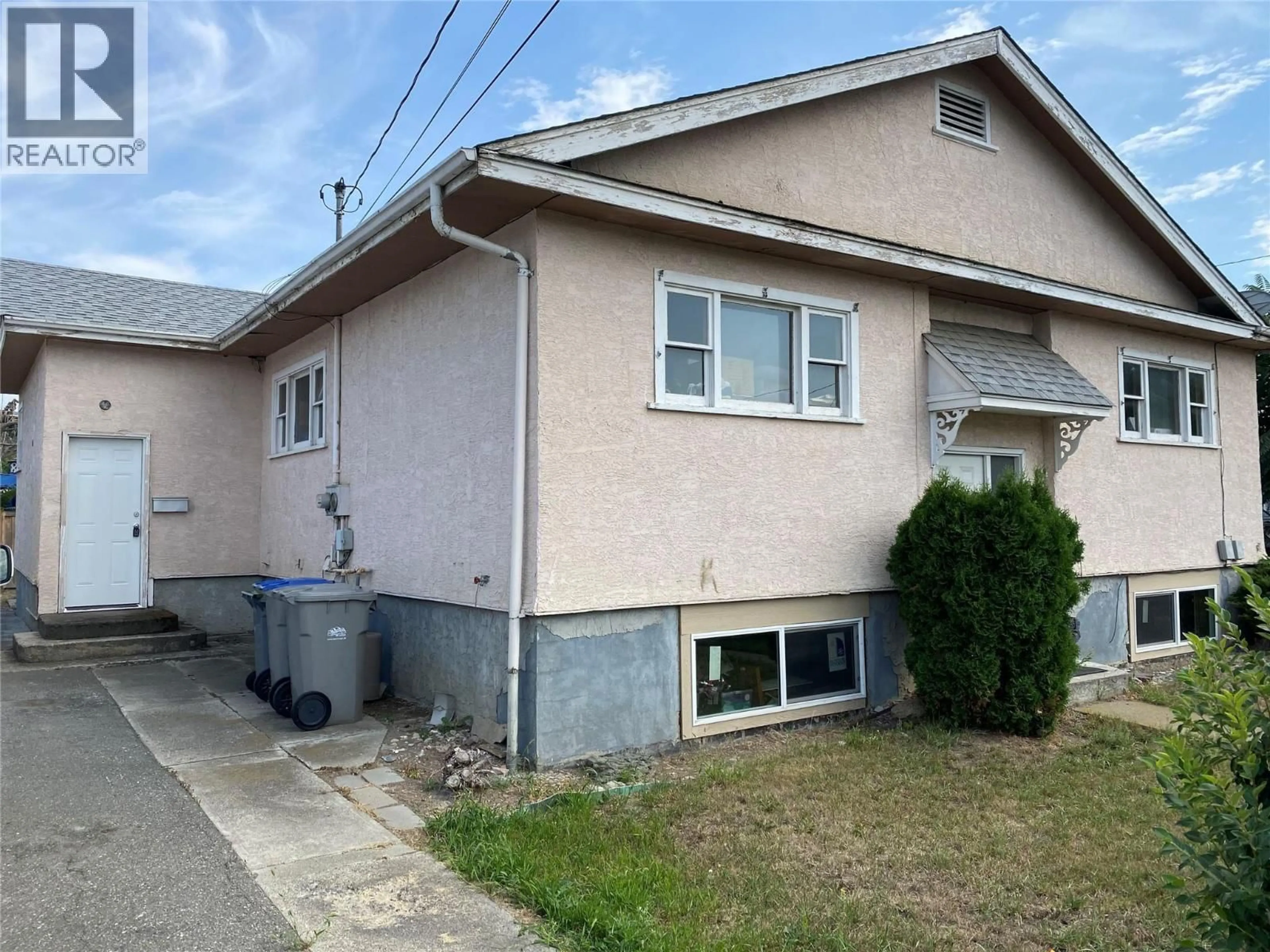 Home with vinyl exterior material, street for 900 13TH STREET, Kamloops British Columbia V2B3C9
