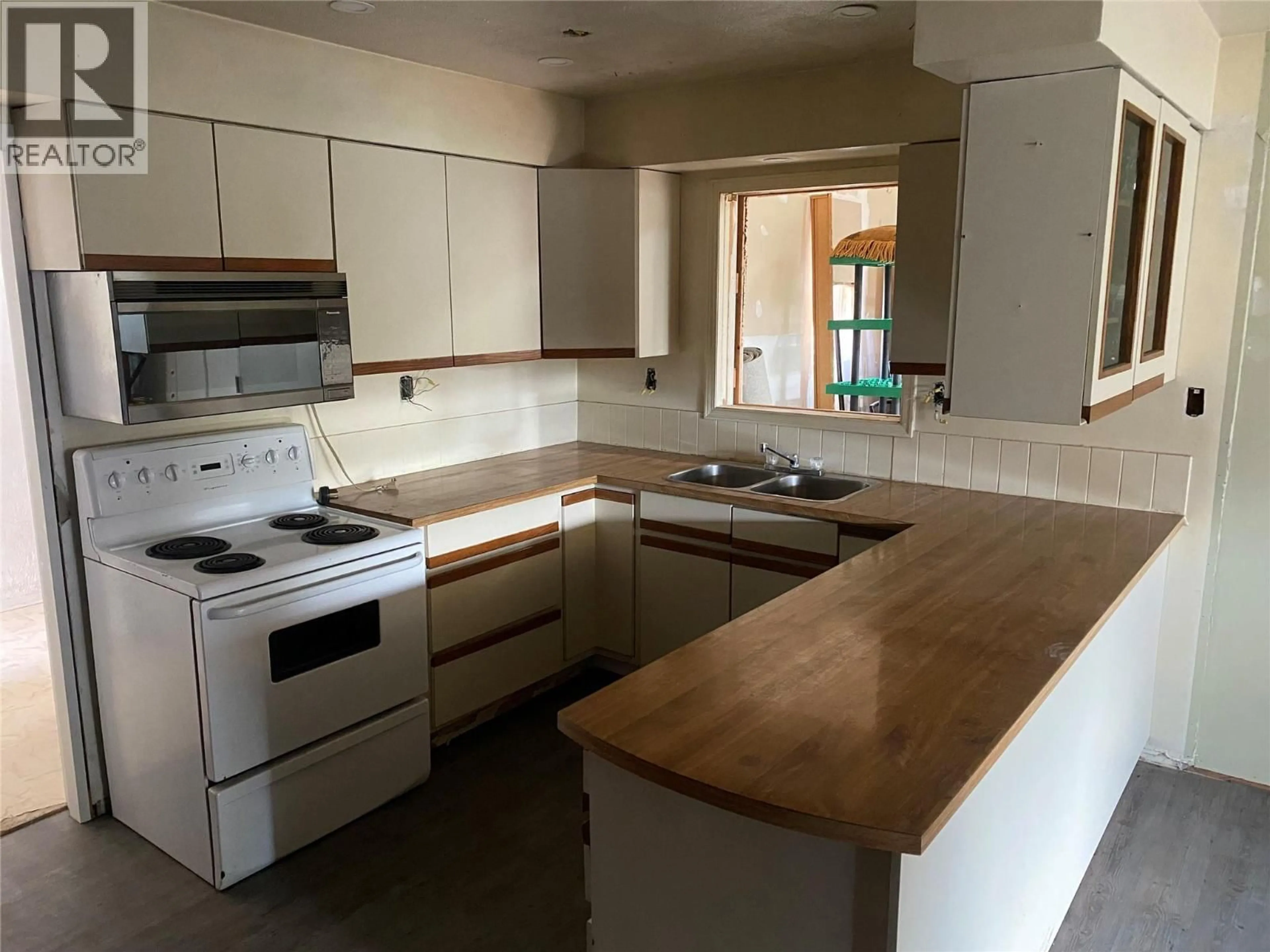 Standard kitchen, wood/laminate floor for 900 13TH STREET, Kamloops British Columbia V2B3C9