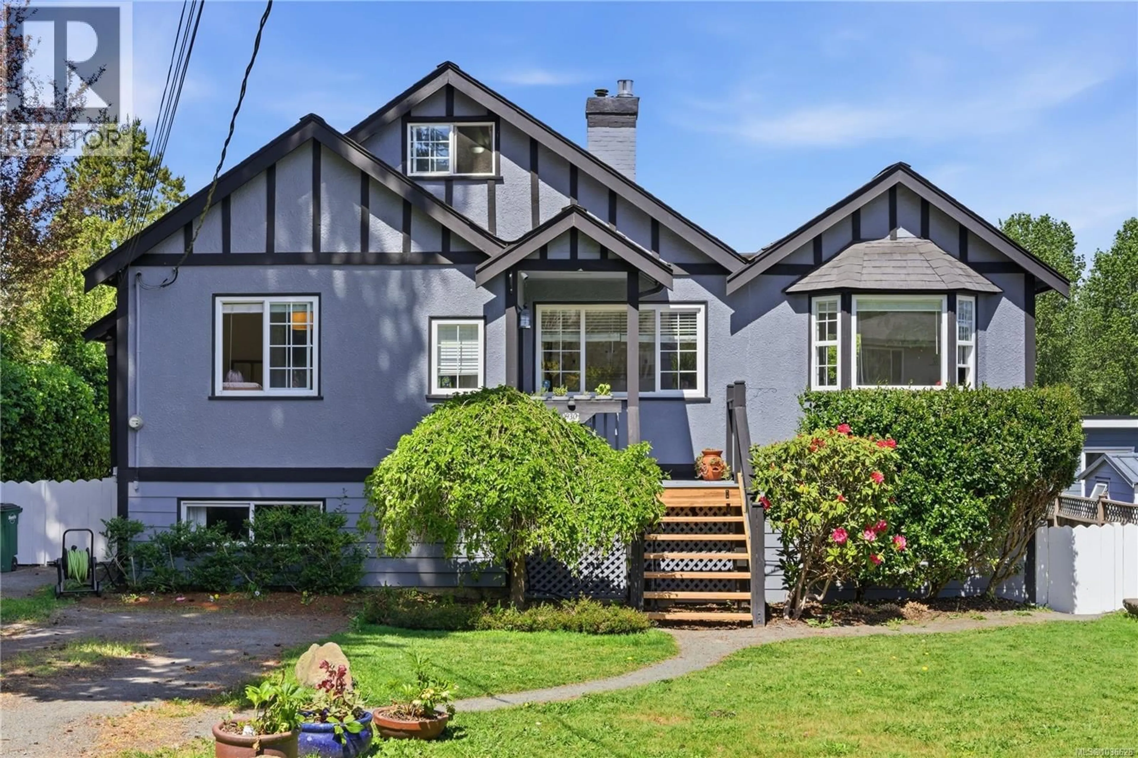 Home with vinyl exterior material, street for 930 LODGE AVENUE, Saanich British Columbia V8X3A8