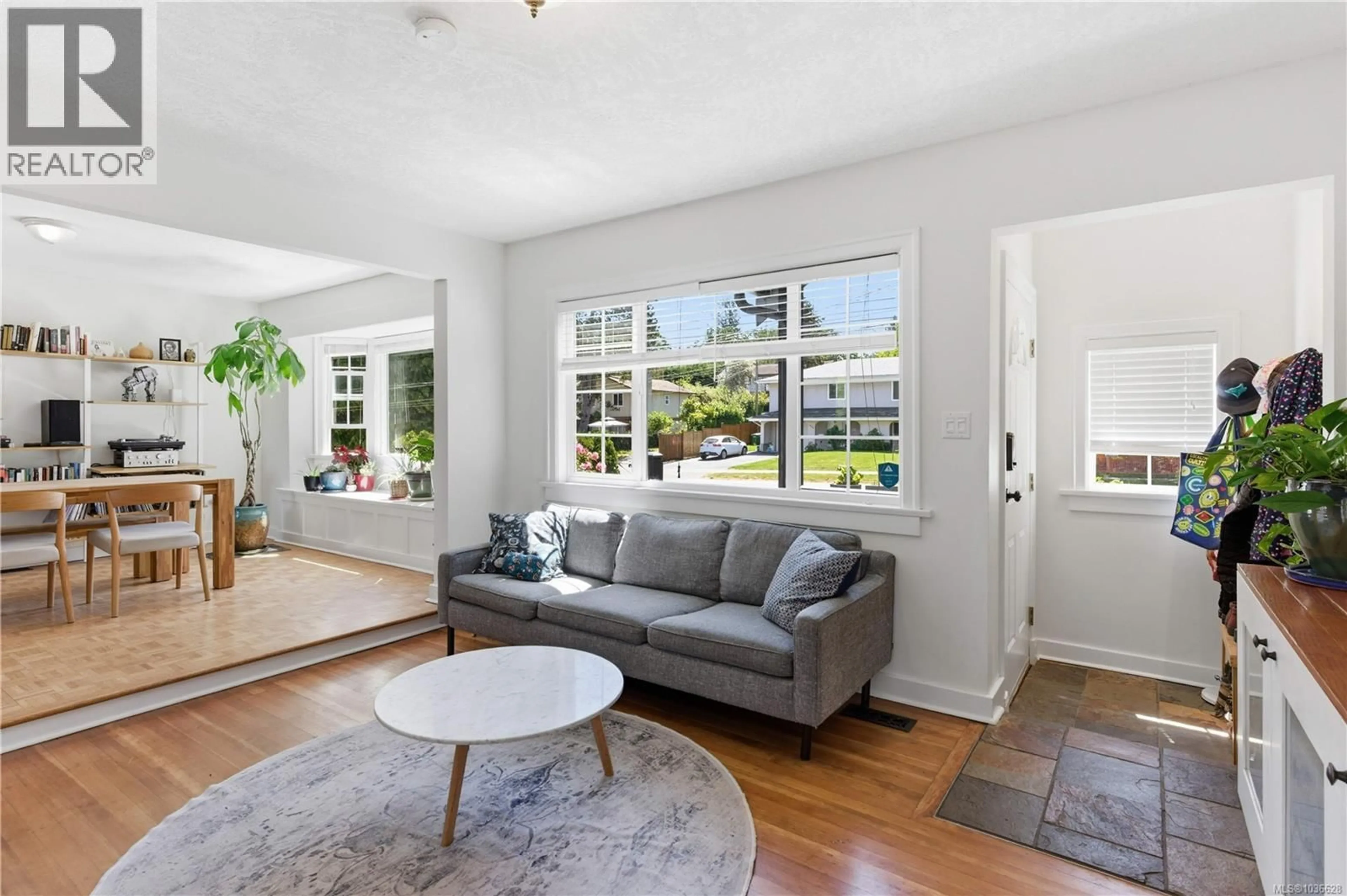 Living room with furniture, unknown for 930 LODGE AVENUE, Saanich British Columbia V8X3A8