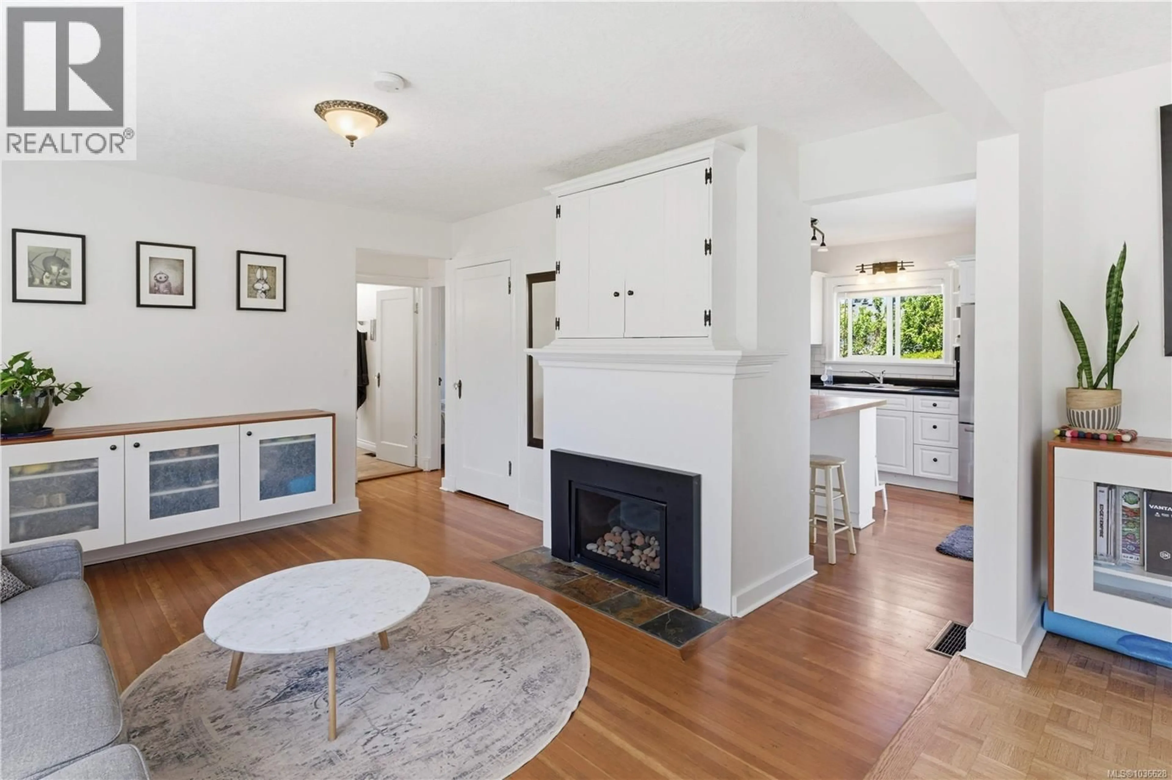 Living room with furniture, unknown for 930 LODGE AVENUE, Saanich British Columbia V8X3A8