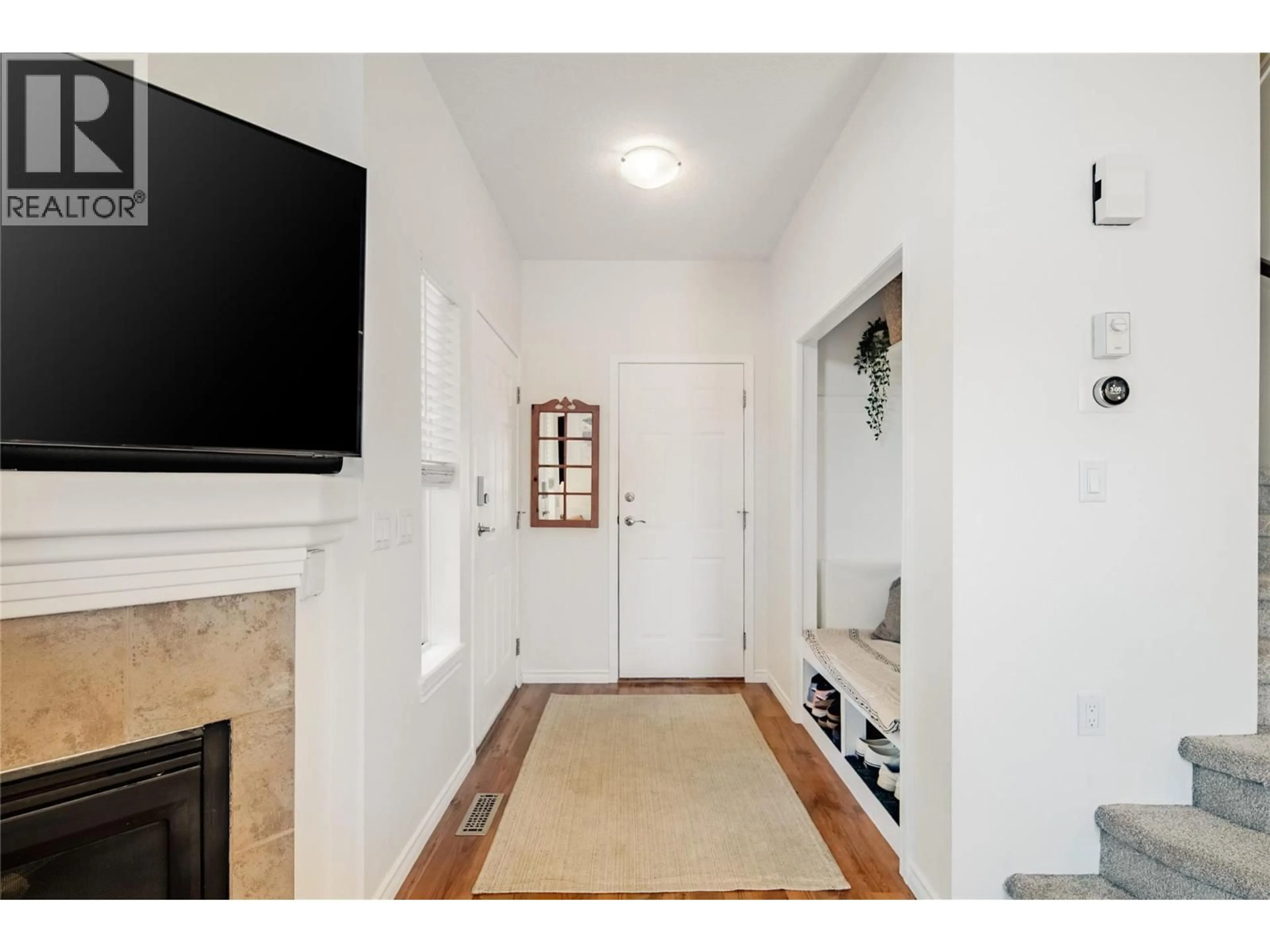 Indoor entryway for 2174 SUNVIEW DRIVE, Kelowna British Columbia V1Z3R2