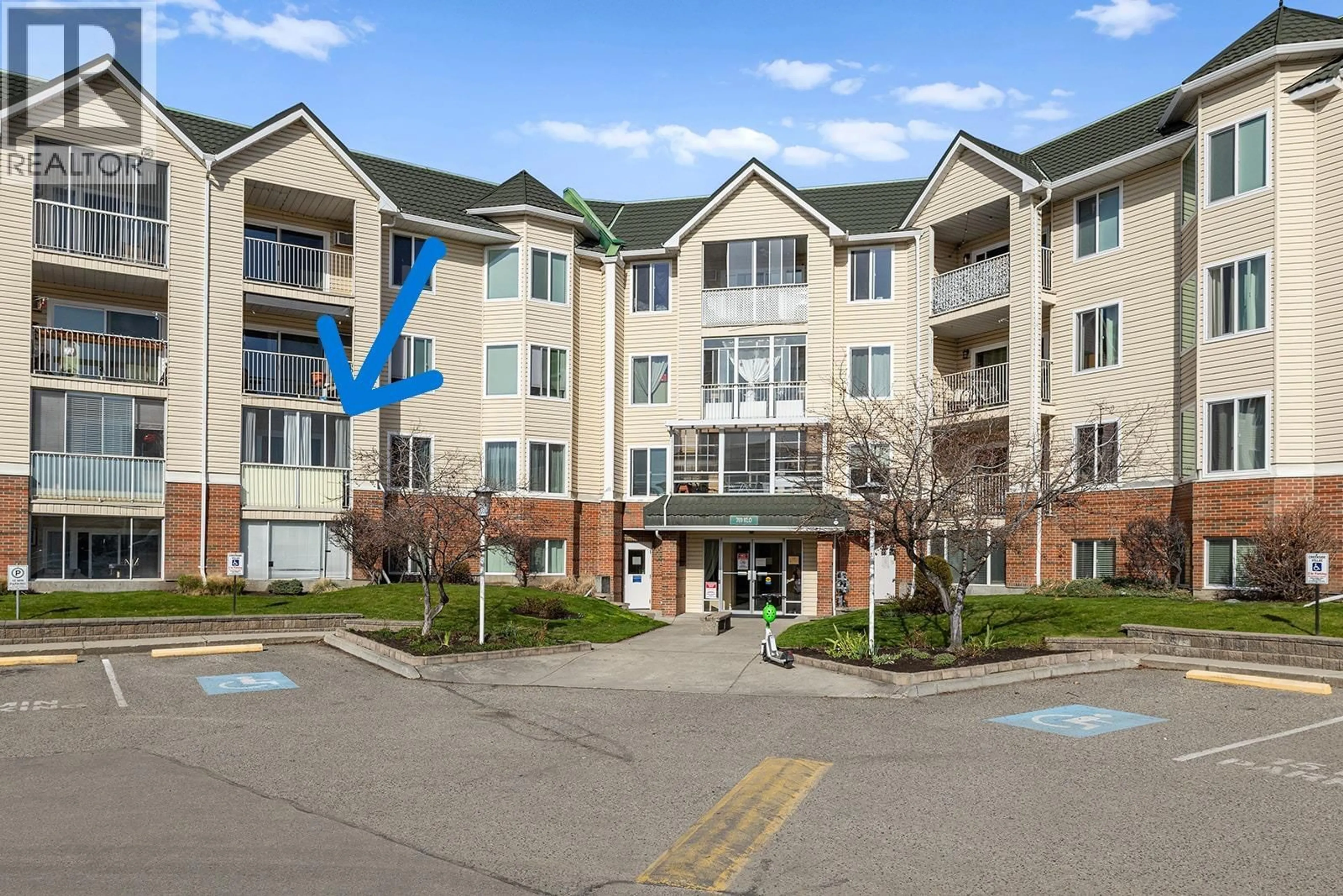 Indoor foyer for 203 - 769 KLO ROAD, Kelowna British Columbia V1Y9L9