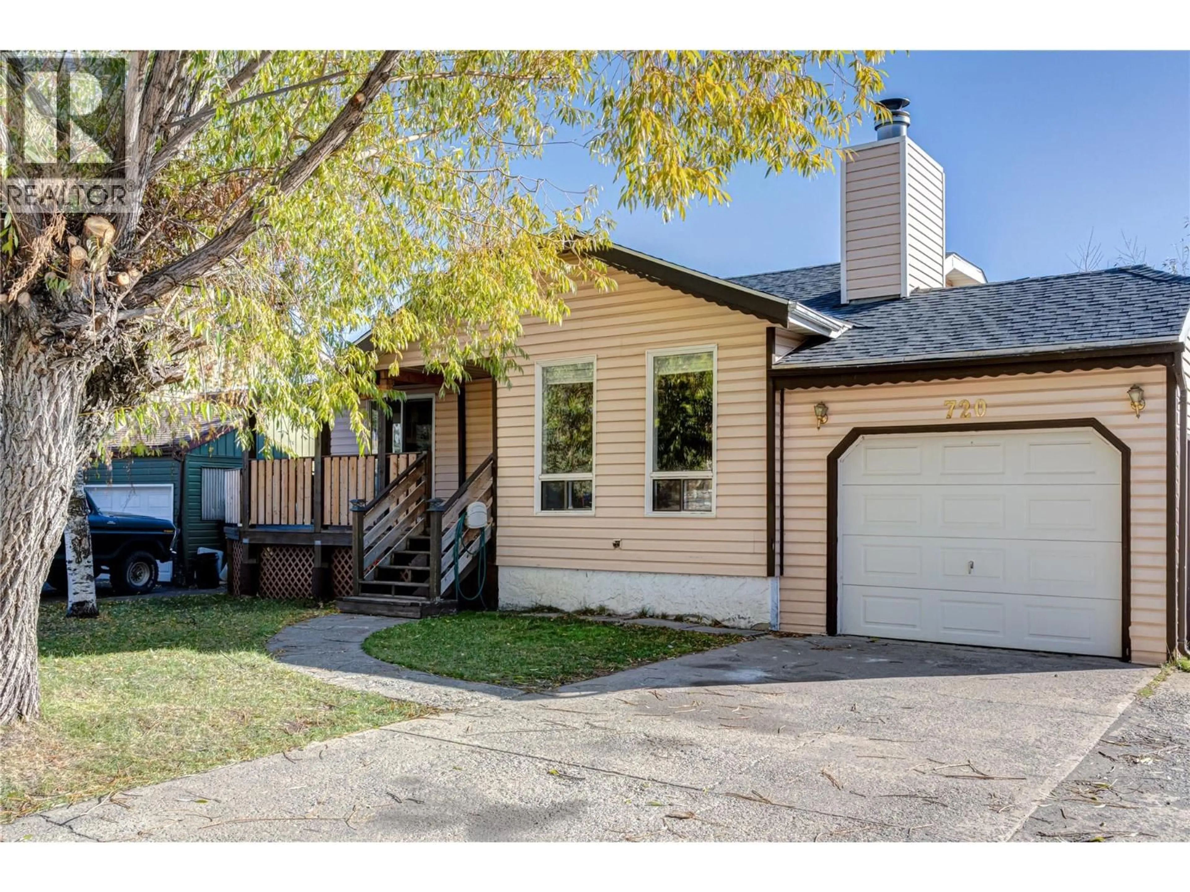 Home with vinyl exterior material, street for 720 BALMER CRESCENT, Elkford British Columbia V0B1H0