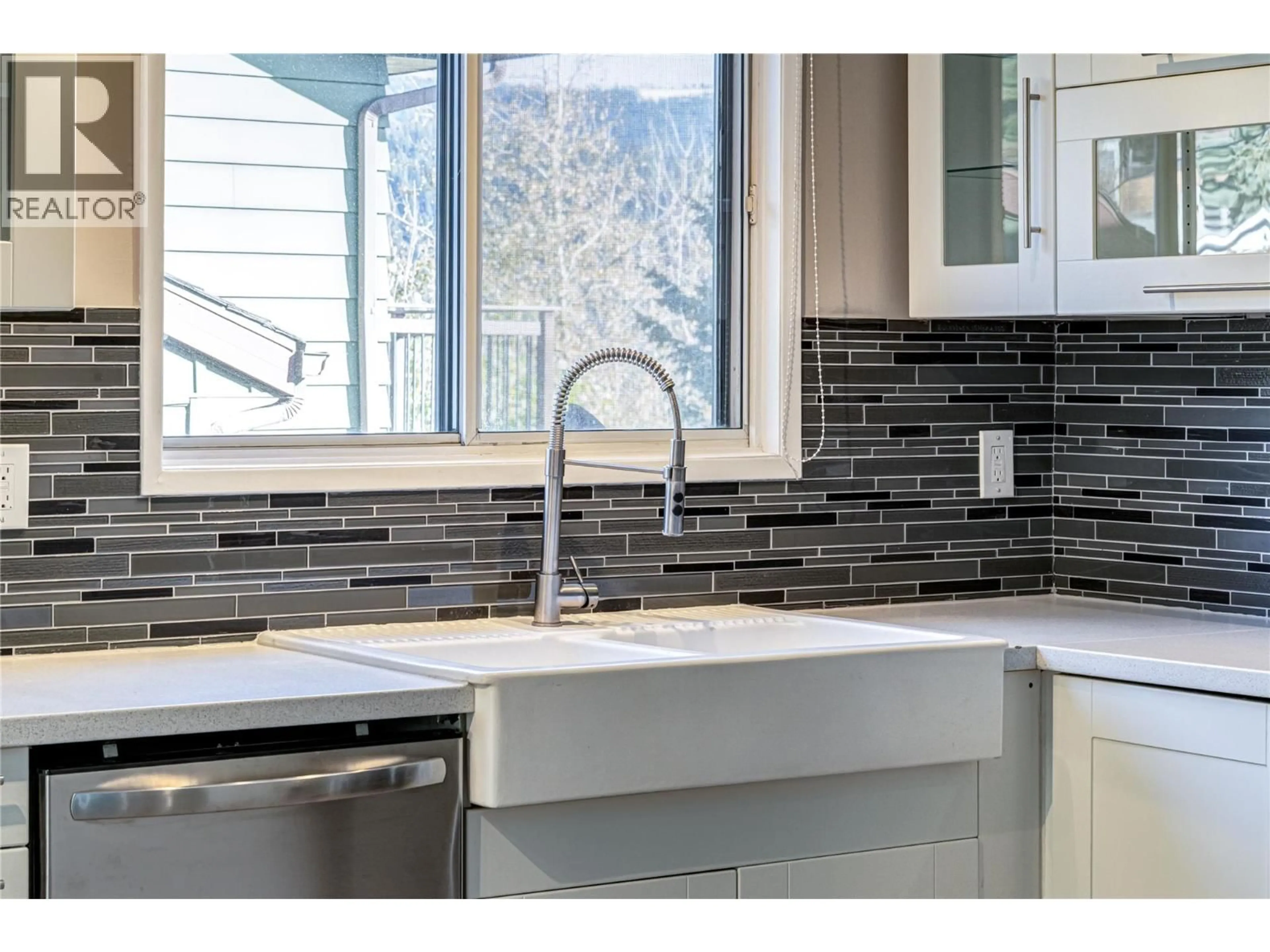 Contemporary kitchen, ceramic/tile floor for 720 BALMER CRESCENT, Elkford British Columbia V0B1H0