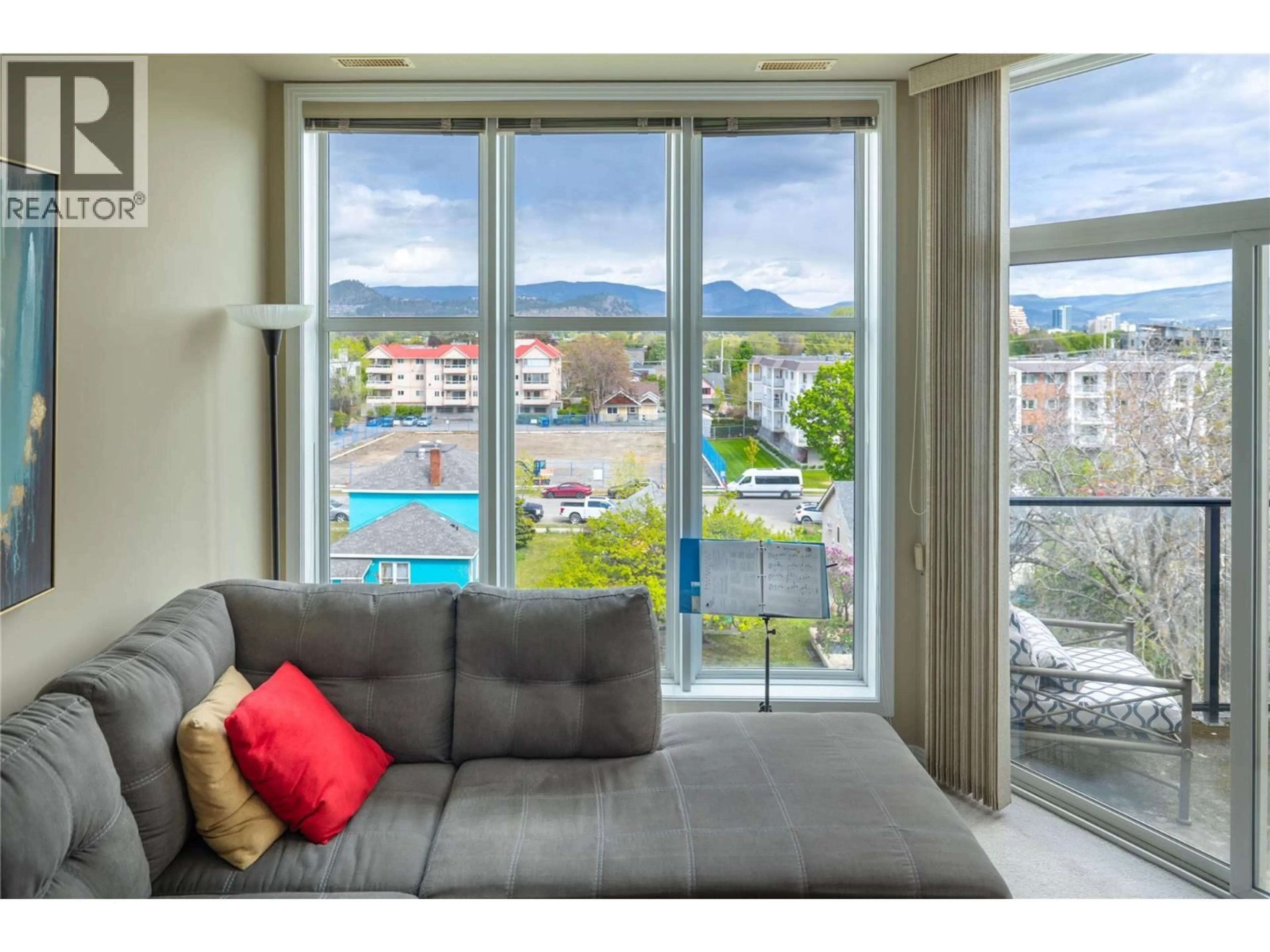 Balcony in the apartment, water/lake/river/ocean view for 408 - 1327 ST PAUL STREET, Kelowna British Columbia V1Y2E2