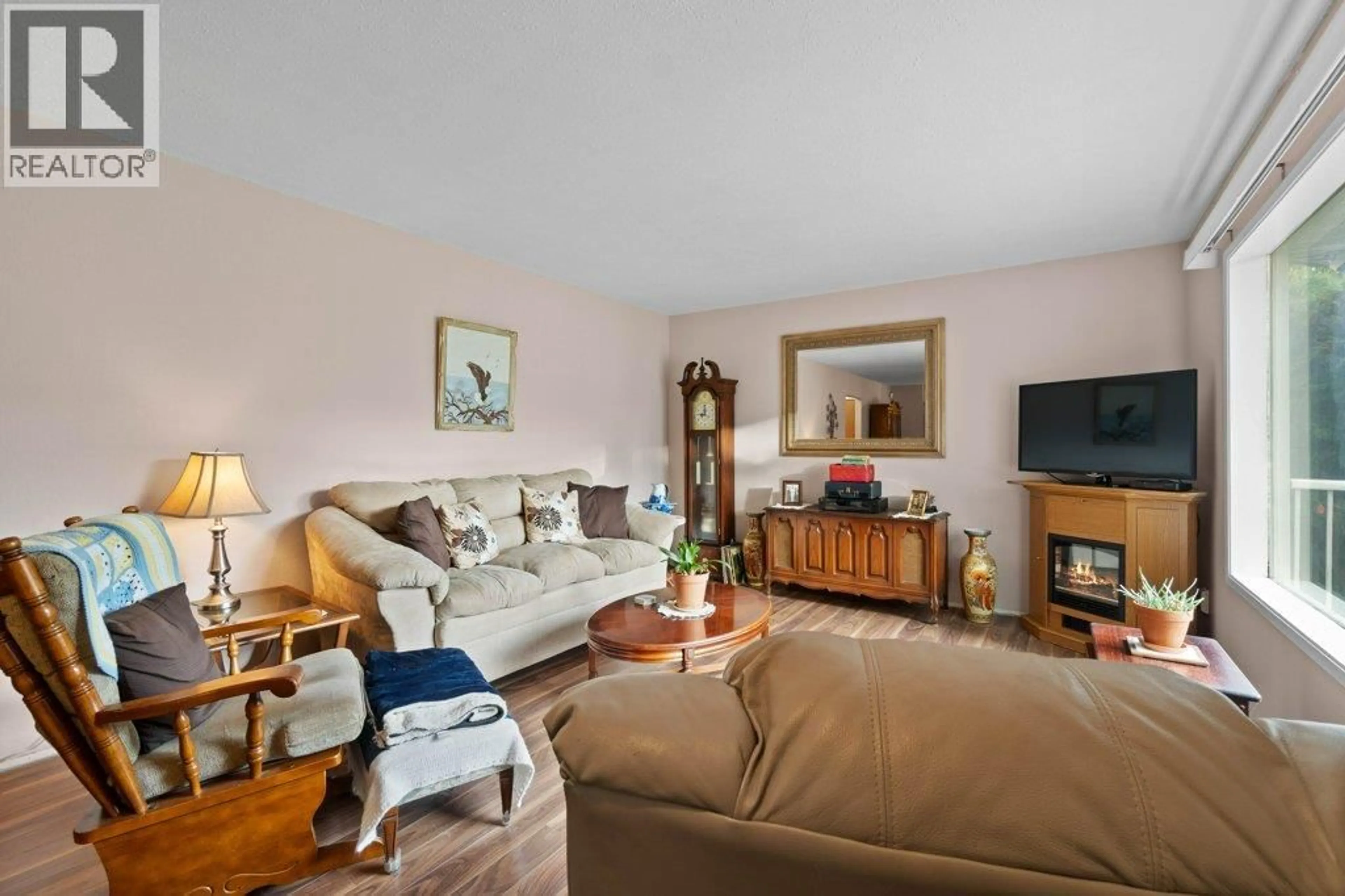 Living room with furniture, unknown for 341 2 STREET SOUTHEAST, Salmon Arm British Columbia V1E4H3