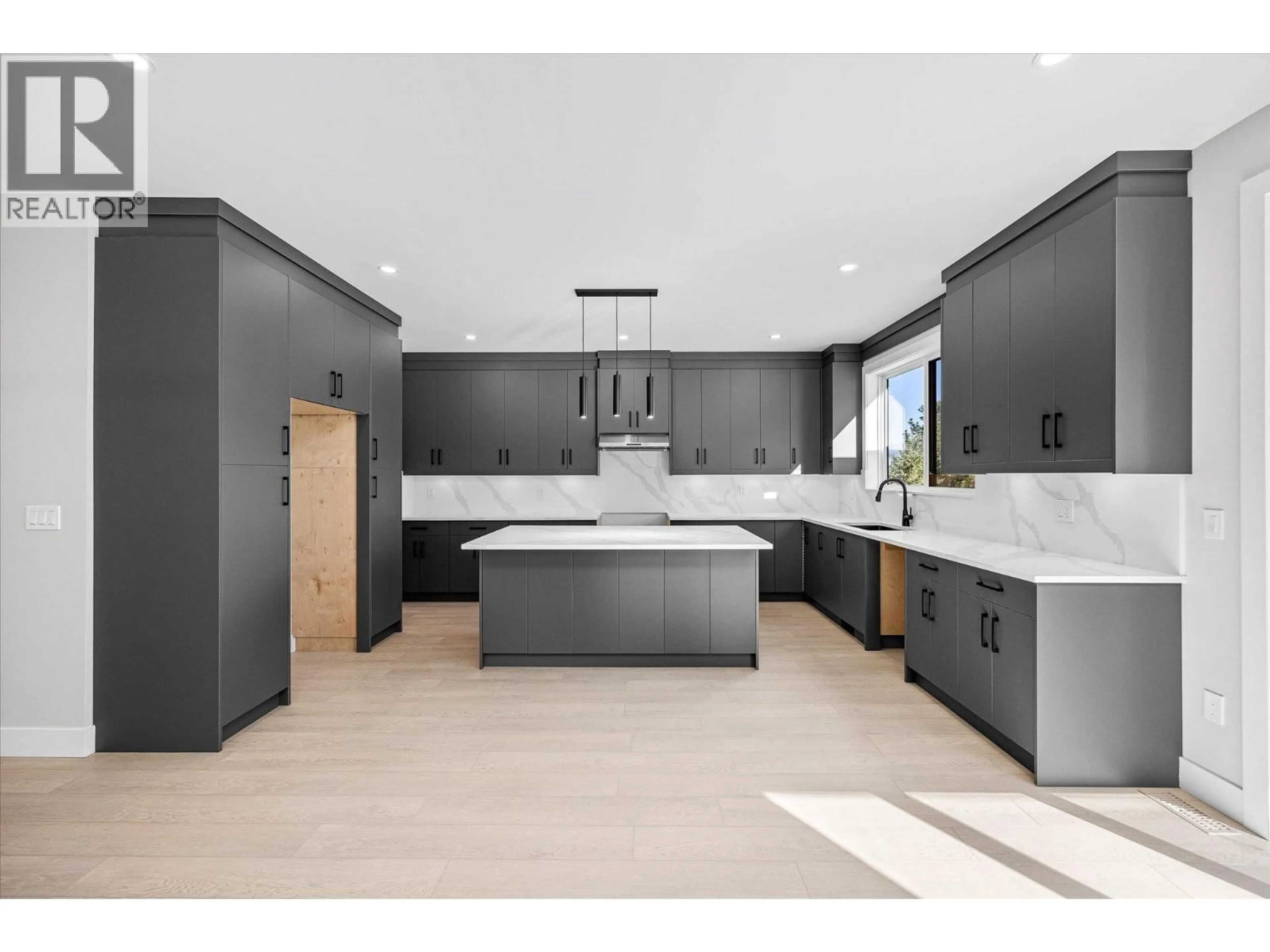 Contemporary kitchen, unknown for 1675 HARBOUR VIEW CRESCENT, West Kelowna British Columbia V1Z4E1