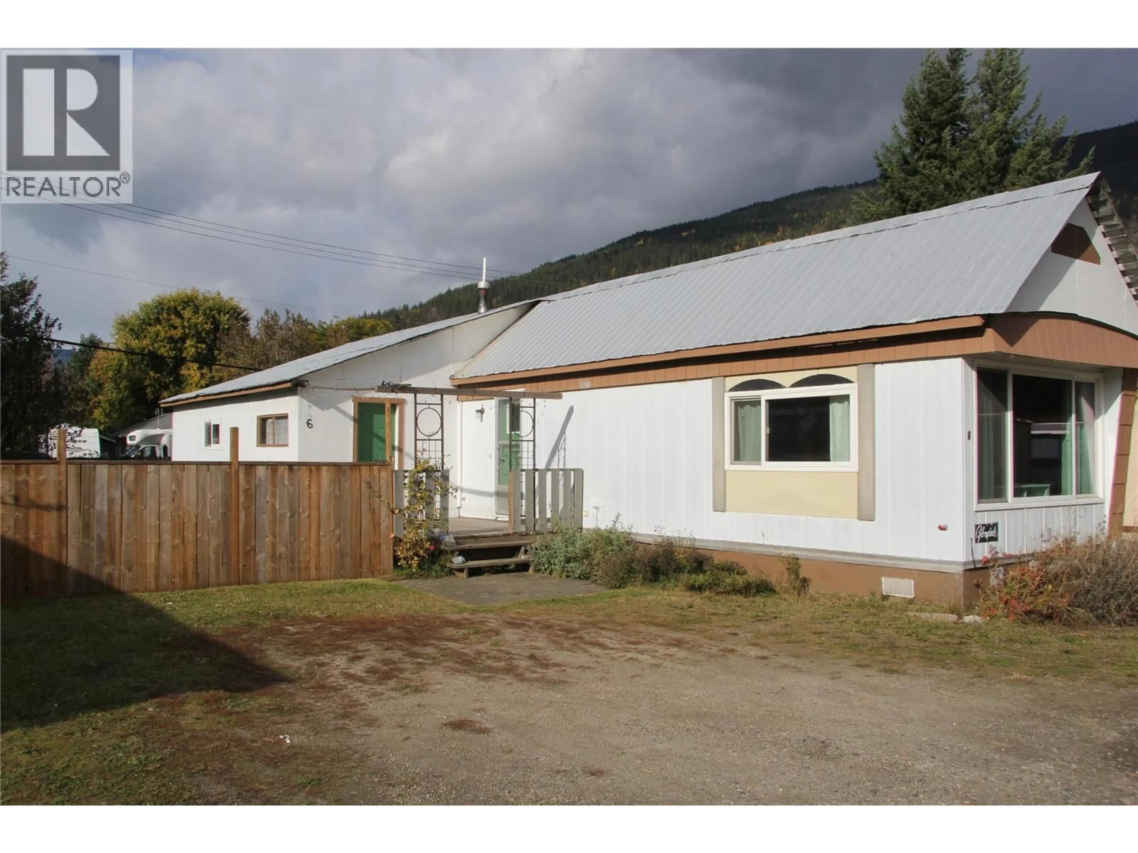 A pic from outside/outdoor area/front of a property/back of a property/a pic from drone, unknown for 6 - 1204 MAPLEWOOD STREET, Revelstoke British Columbia V0E2S2